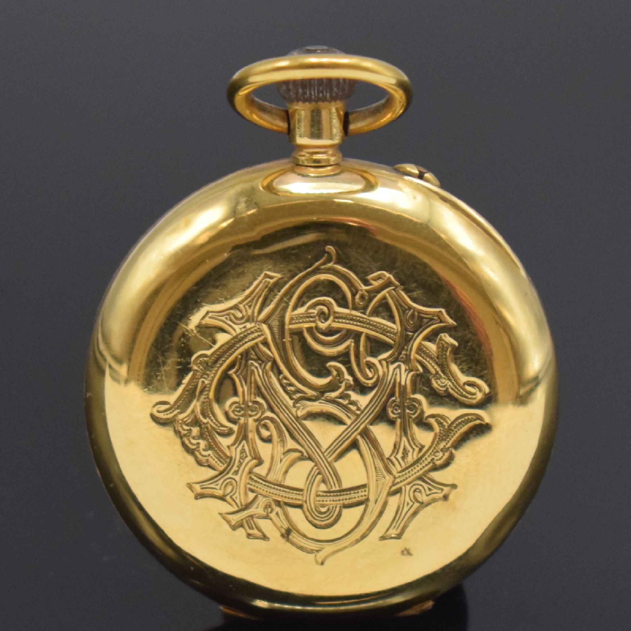 Detail c: Halbsavonette in GG 750/000, Schweiz um 1910, glattes 3-Deckel Goldgeh. dell., Rückdeckel m. Monogramm, Sprungdeckel z. T. guill. und transluzid ...
