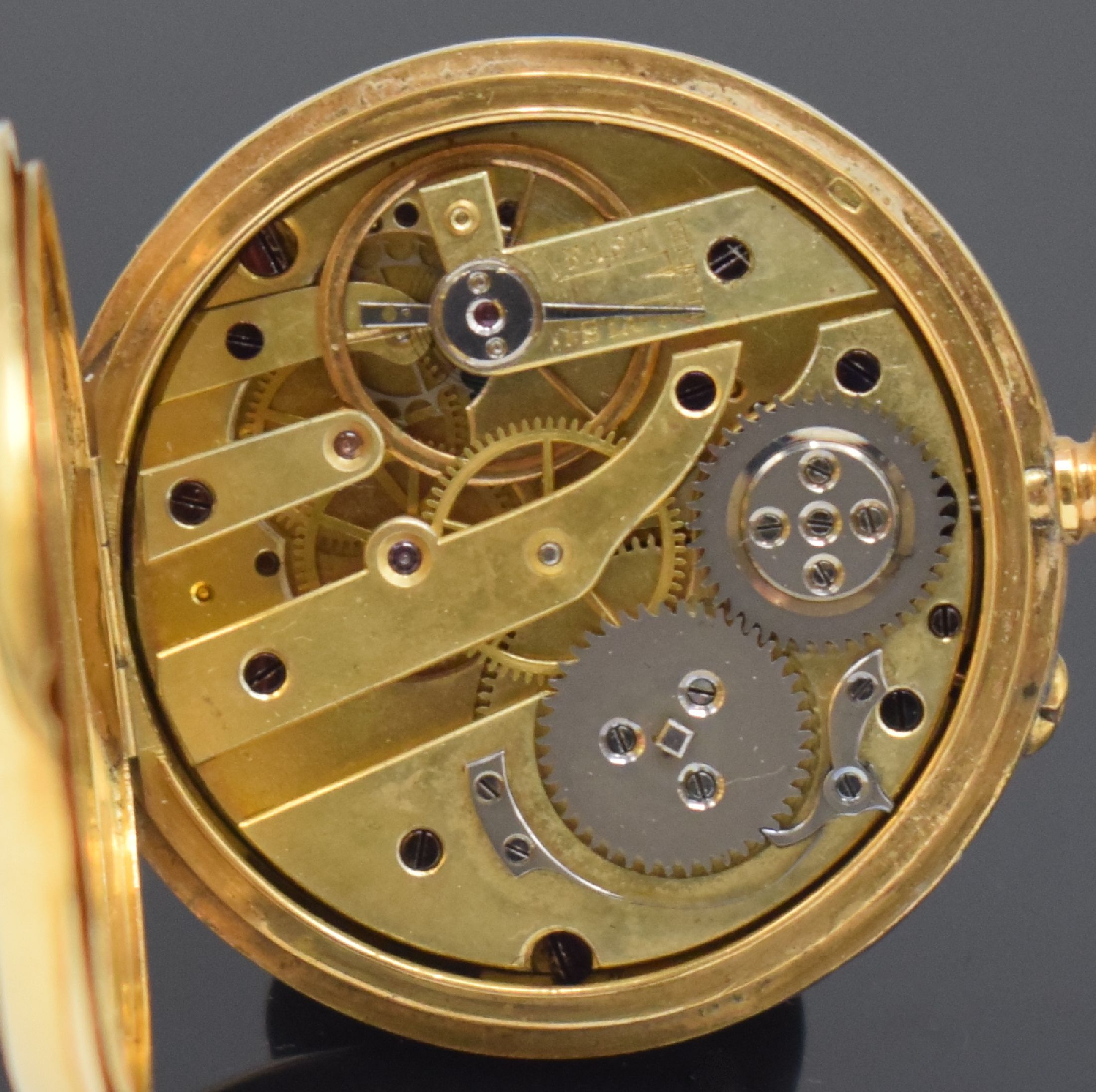 Detail d: Halbsavonette in GG 750/000, Schweiz um 1910, glattes 3-Deckel Goldgeh. dell., Rückdeckel m. Monogramm, Sprungdeckel z. T. guill. und transluzid ...