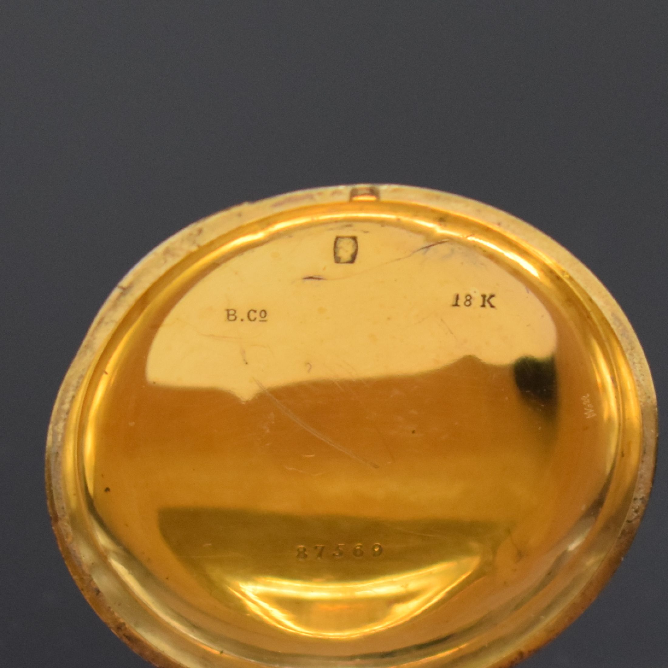 Detail e: Halbsavonette in GG 750/000, Schweiz um 1910, glattes 3-Deckel Goldgeh. dell., Rückdeckel m. Monogramm, Sprungdeckel z. T. guill. und transluzid ...