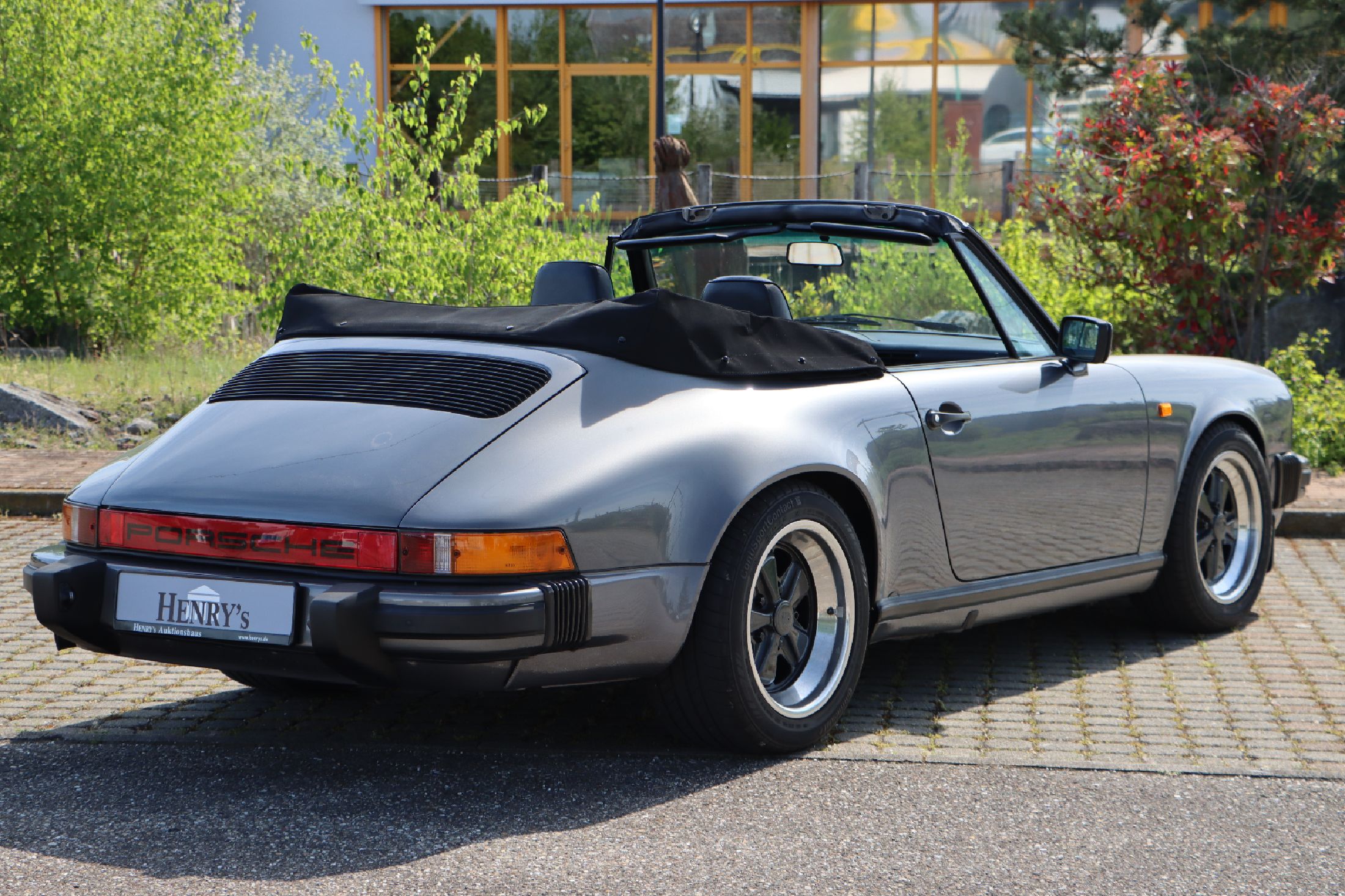 Detail b: Porsche 911 Carrera Cabriolet 3.2 G-Modell, Fahrgestellnummer: WP0ZZZ91ZGS151145, EZ 02/1986, 3. Hand, Laufleistung ca. 101.480 km abgelesen, HU ...
