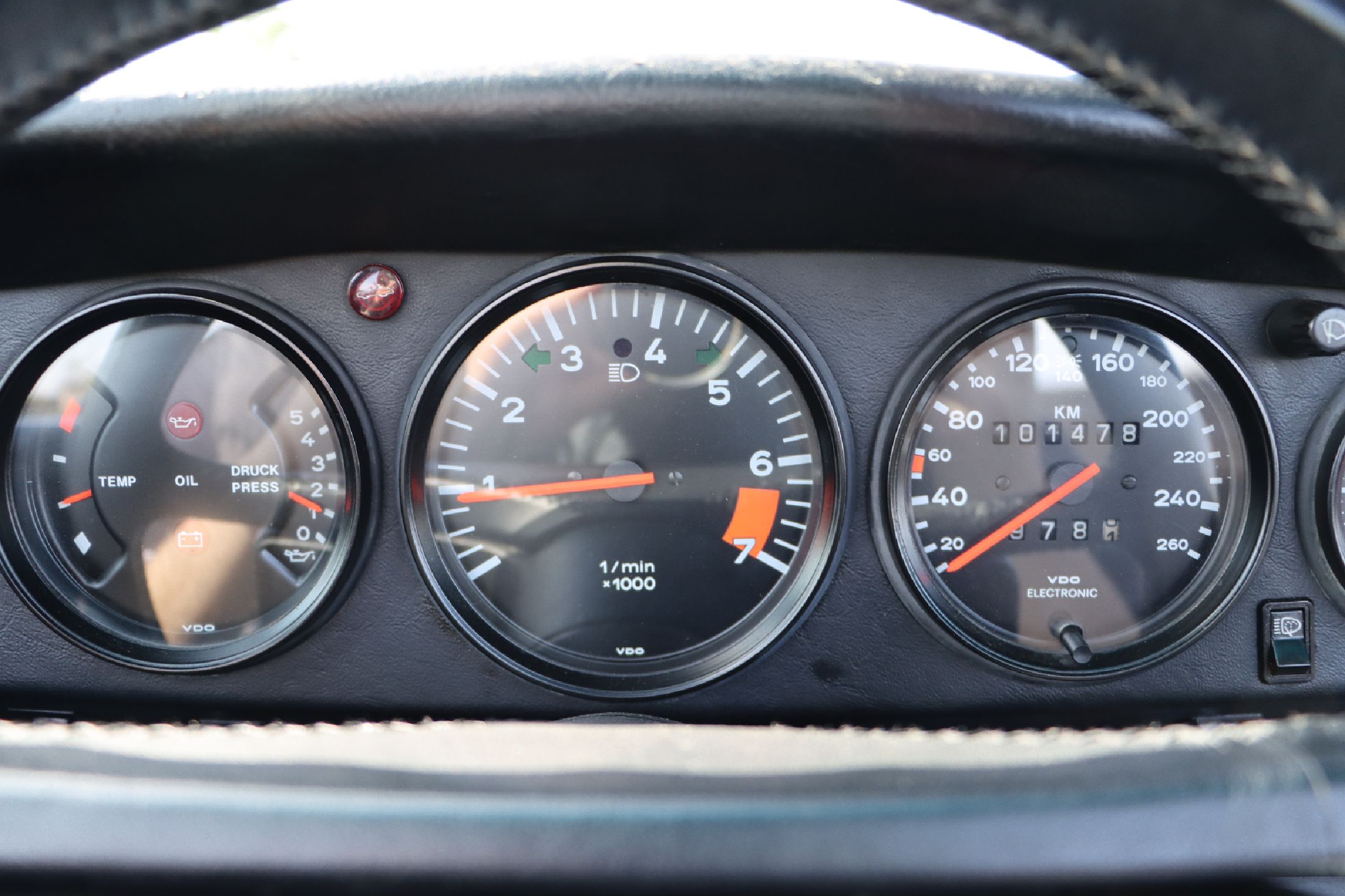 Detail h: Porsche 911 Carrera Cabriolet 3.2 G-Modell, Fahrgestellnummer: WP0ZZZ91ZGS151145, EZ 02/1986, 3. Hand, Laufleistung ca. 101.480 km abgelesen, HU ...