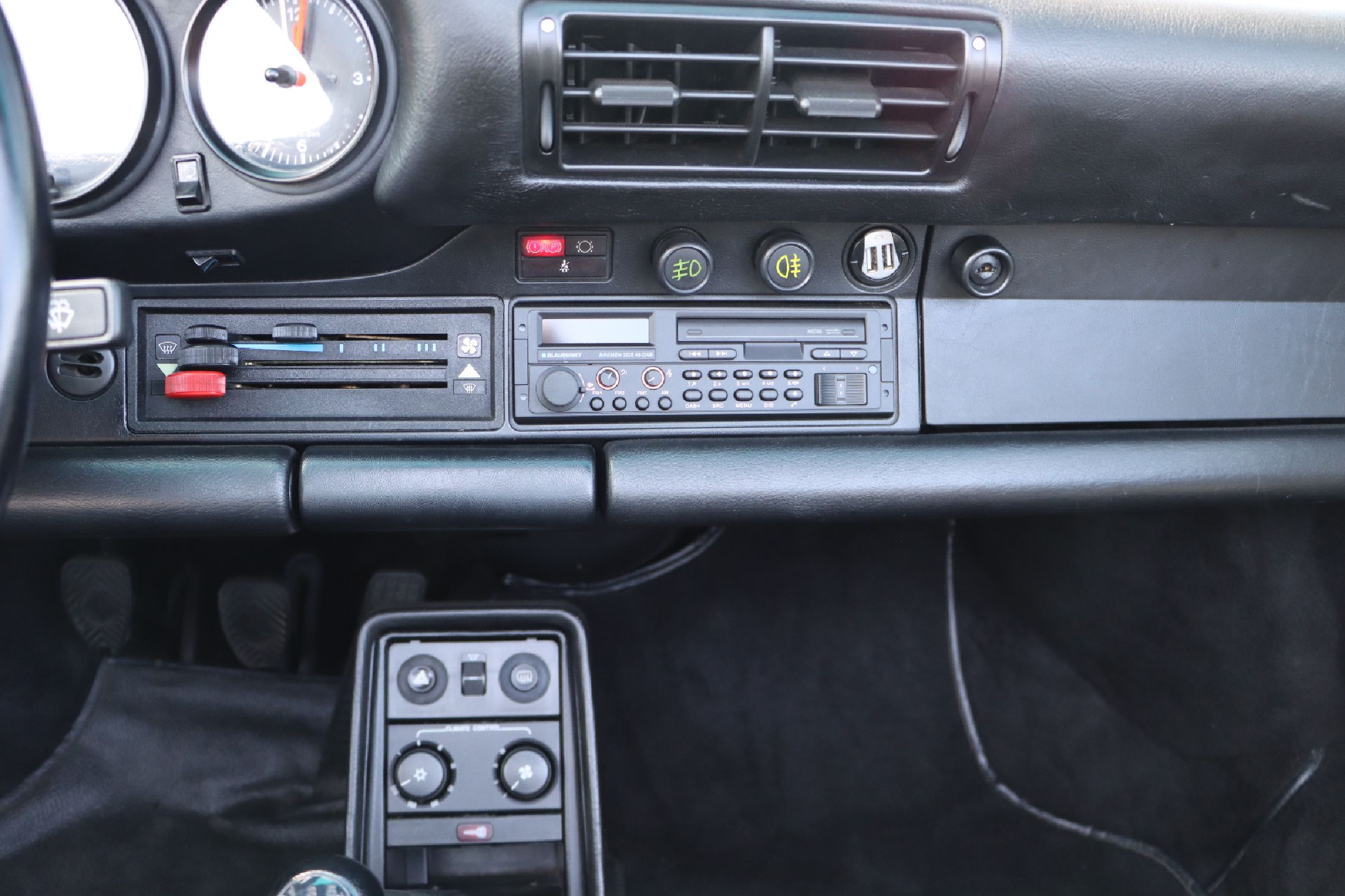 Detail i: Porsche 911 Carrera Cabriolet 3.2 G-Modell, Fahrgestellnummer: WP0ZZZ91ZGS151145, EZ 02/1986, 3. Hand, Laufleistung ca. 101.480 km abgelesen, HU ...