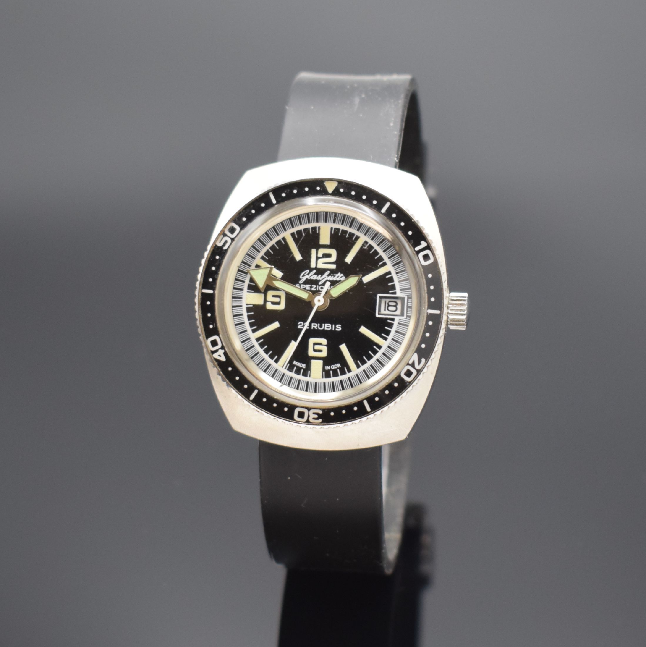 GLASHÜTTE seltene Herrenarmbanduhr Spezichron im Militärdesign, DDR um 1980, Stahlboden aufgedr., Lün. m. 60er Teilung beids. drehbar, schwarzes ...