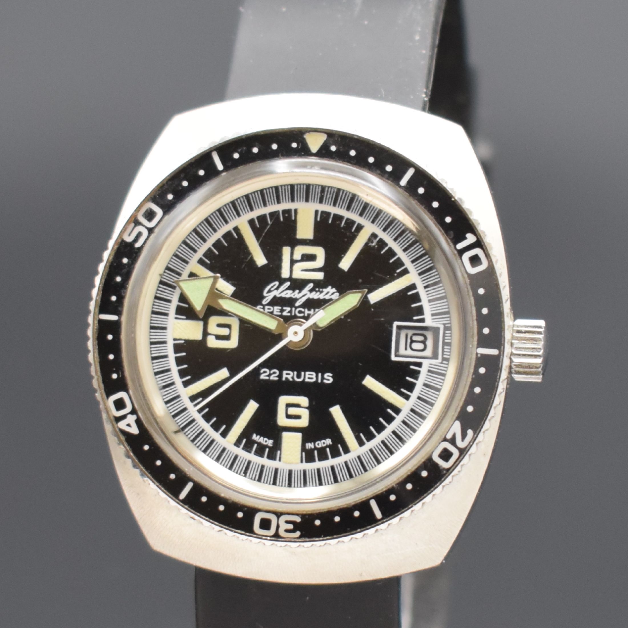 Detail a: GLASHÜTTE seltene Herrenarmbanduhr Spezichron im Militärdesign, DDR um 1980, Stahlboden aufgedr., Lün. m. 60er Teilung beids. drehbar, schwarzes ...