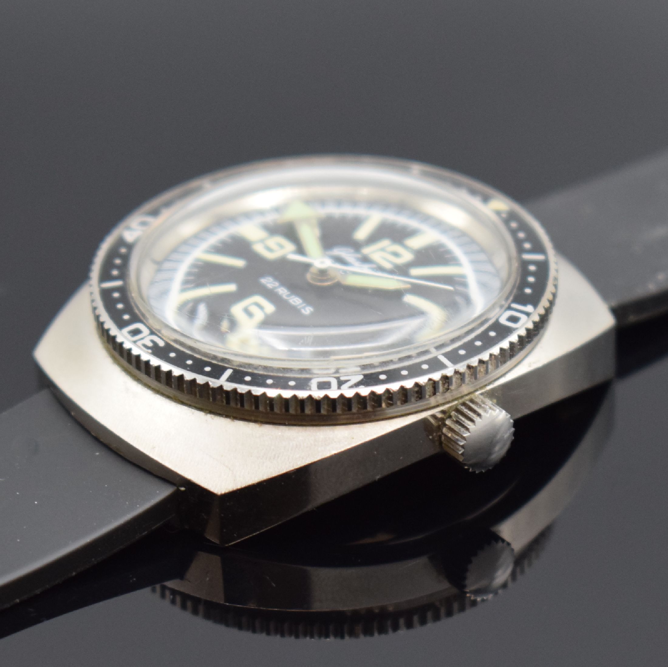 Detail b: GLASHÜTTE seltene Herrenarmbanduhr Spezichron im Militärdesign, DDR um 1980, Stahlboden aufgedr., Lün. m. 60er Teilung beids. drehbar, schwarzes ...