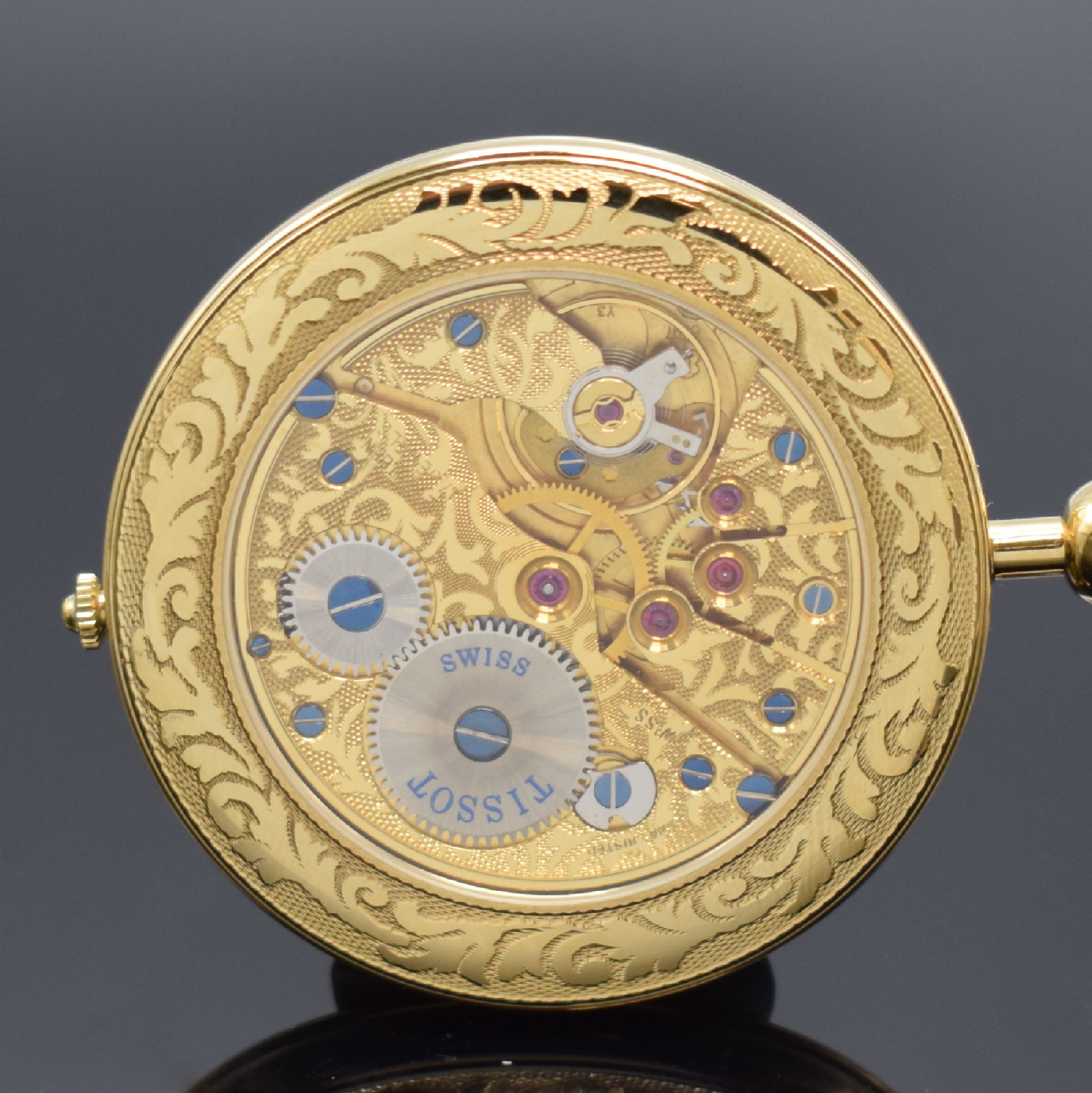Detail b: TISSOT offene Taschenuhr, Handaufzug, Schweiz um 1995, Metallgeh. verg., beids. vergl., Rückseite wie Werk aufwendig schmuckgraviert, Anz. v. Std., ...