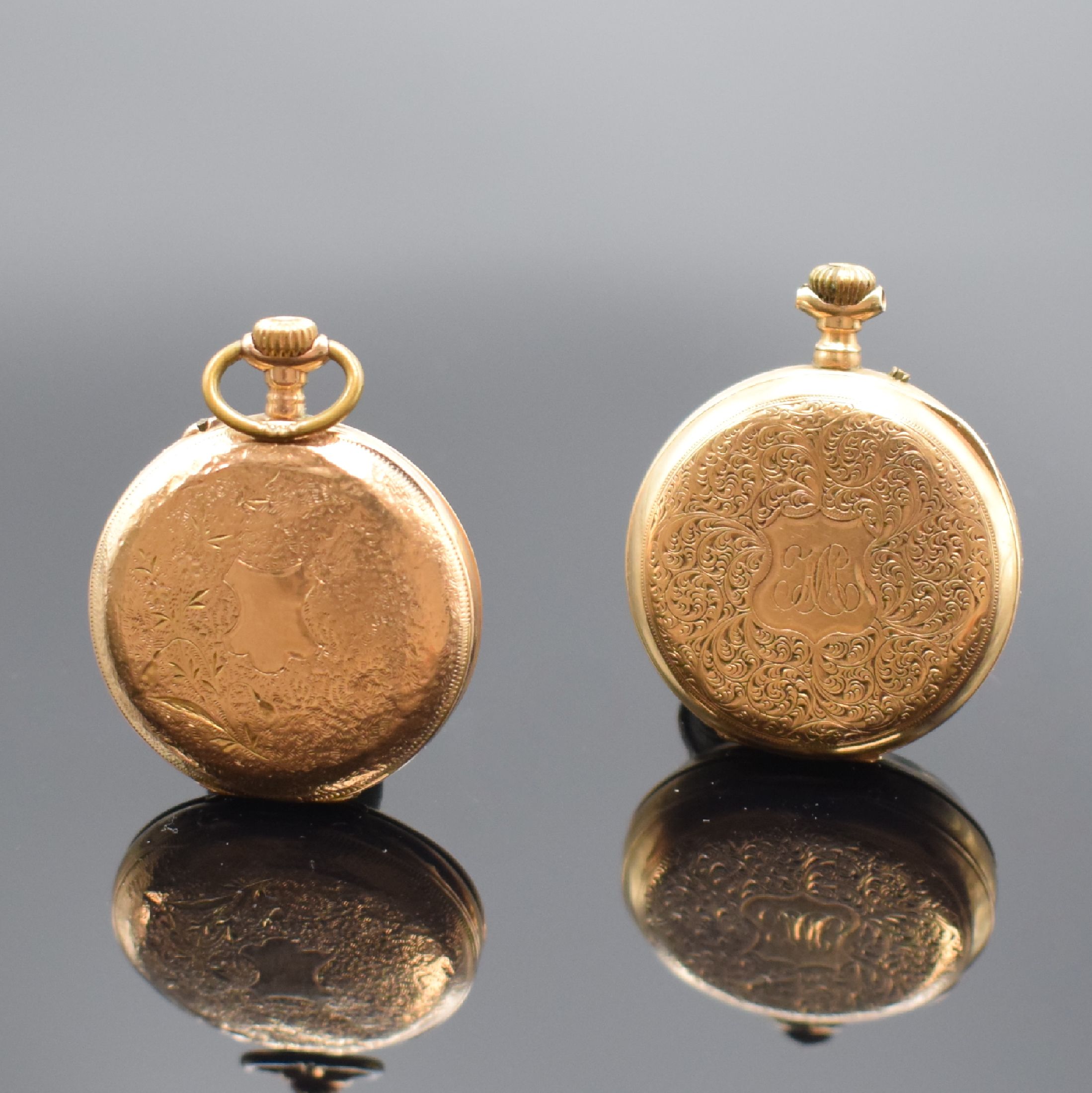 Detail a: 2 offene Damentaschenuhren in RG 585/000, Schweiz um 1890, beide m. Metallcuvette und Emailziffebl. besch., gold. Zeiger, arab. u. röm. Zahlen, ...