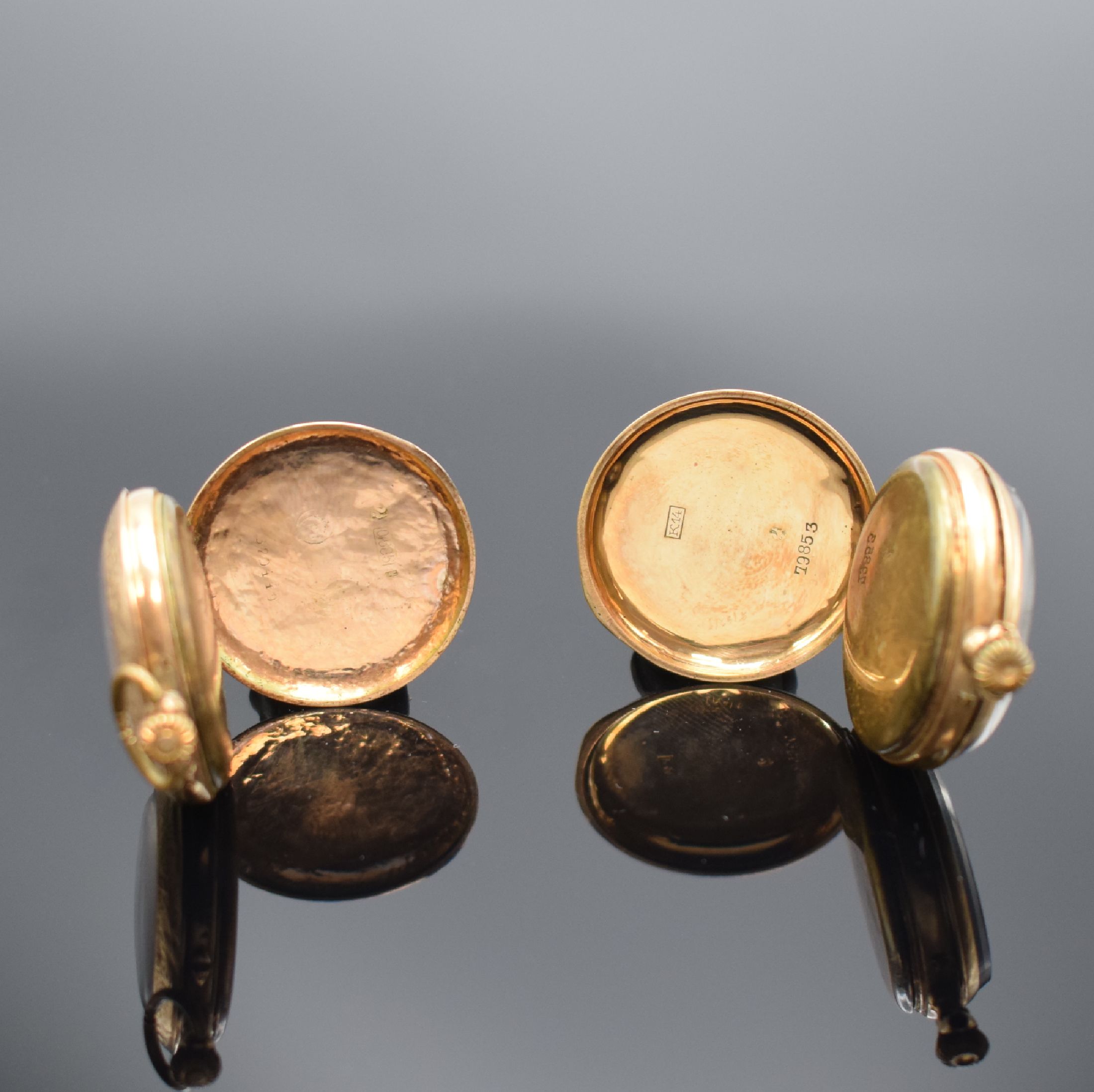 Detail b: 2 offene Damentaschenuhren in RG 585/000, Schweiz um 1890, beide m. Metallcuvette und Emailziffebl. besch., gold. Zeiger, arab. u. röm. Zahlen, ...