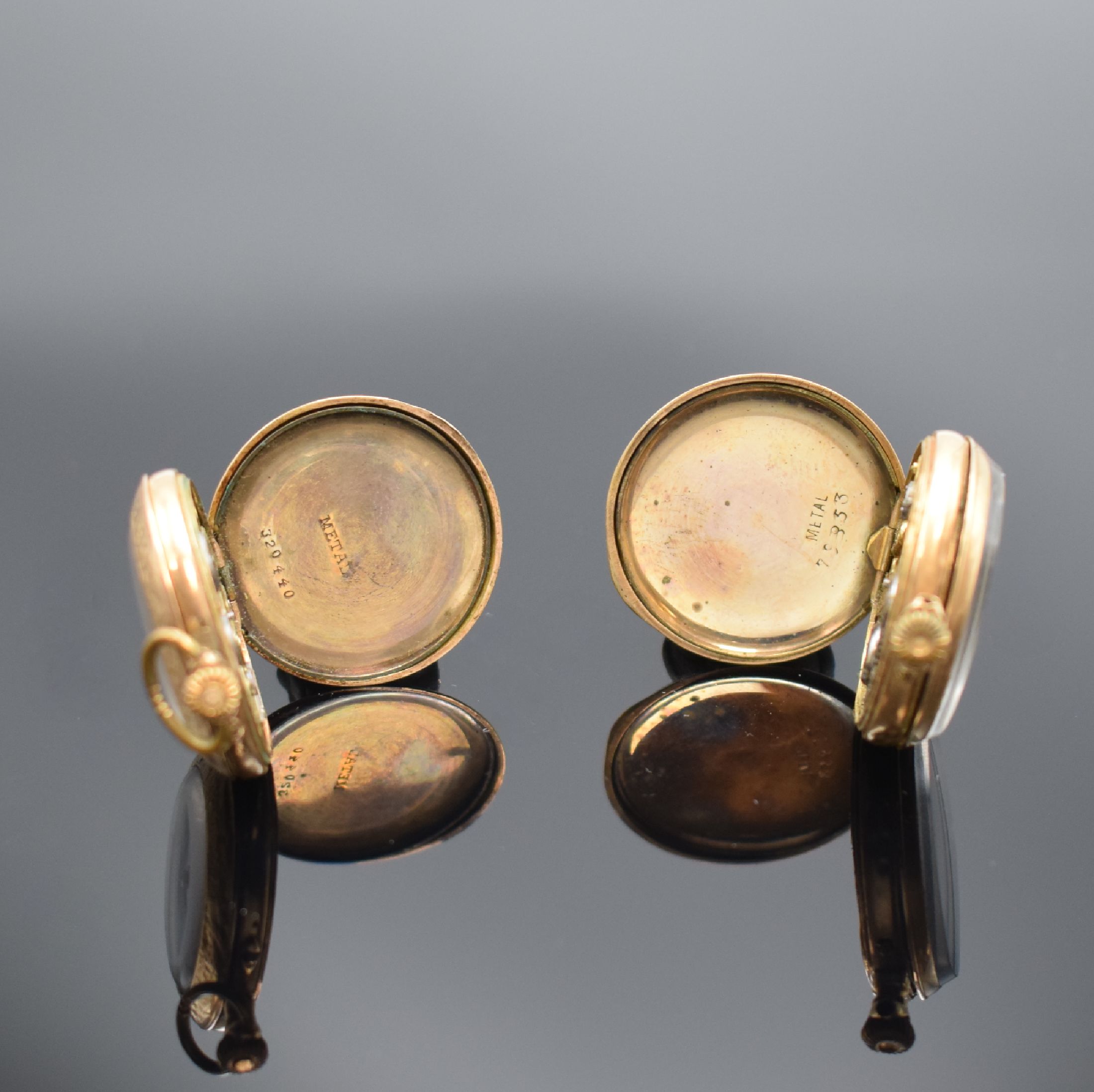 Detail c: 2 offene Damentaschenuhren in RG 585/000, Schweiz um 1890, beide m. Metallcuvette und Emailziffebl. besch., gold. Zeiger, arab. u. röm. Zahlen, ...