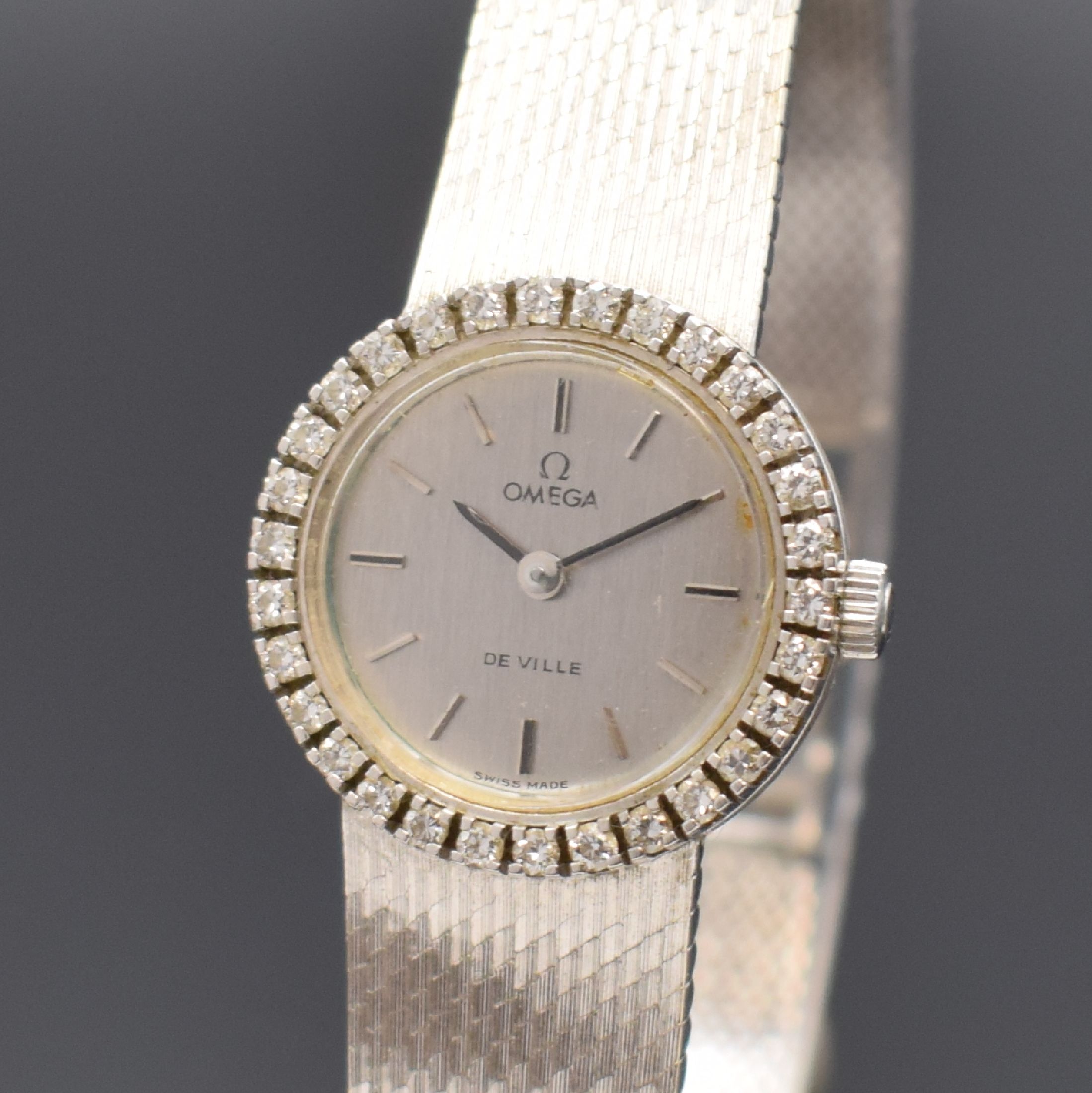 Detail a: OMEGA De Ville Damenarmbanduhr in WG 750/000 mit Diamanten, Schweiz um 1970, Handaufzug, 2-teil. Geh., Boden aufgedr., Lünette mit Diamanten bes., ...
