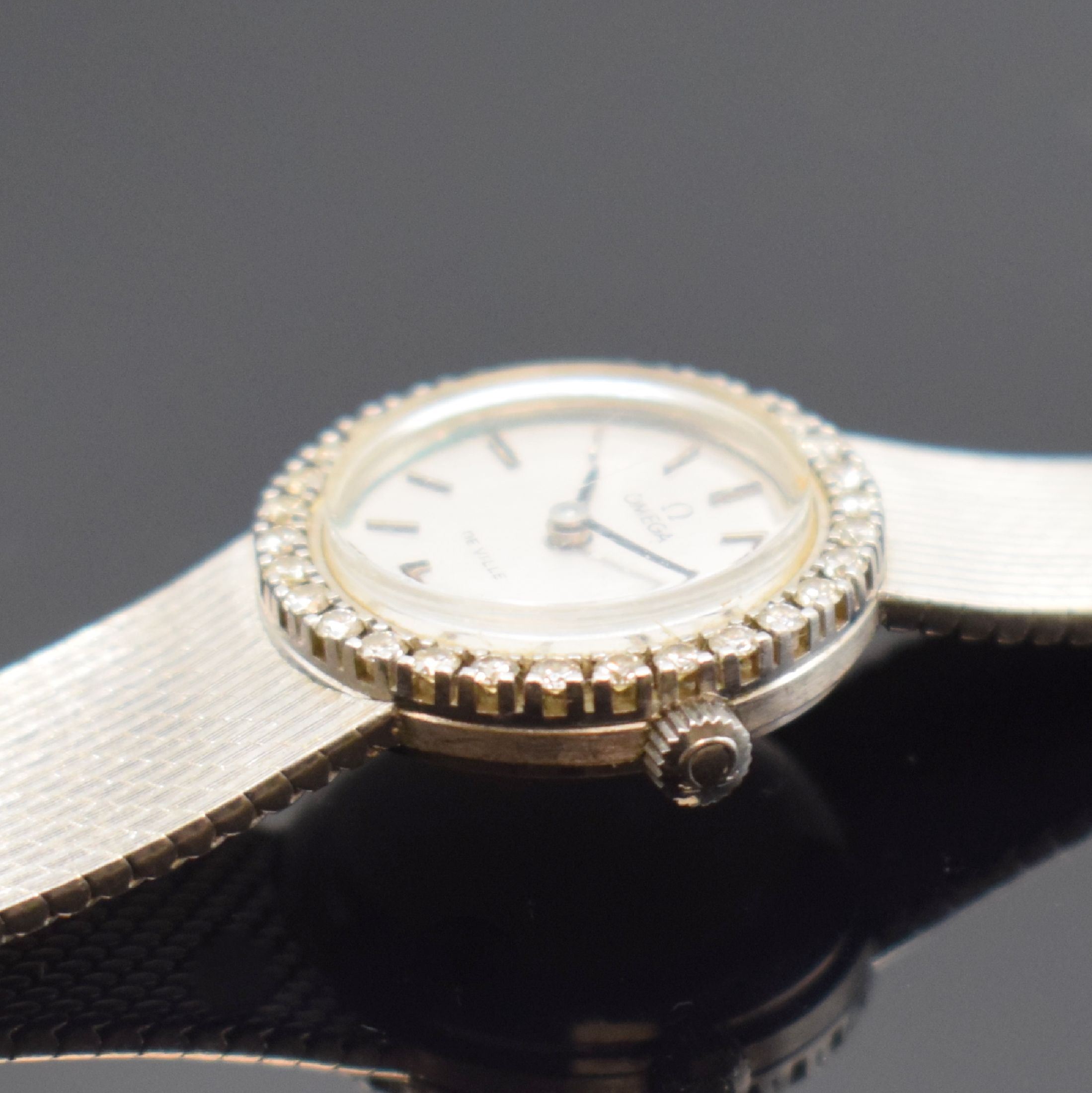 Detail d: OMEGA De Ville Damenarmbanduhr in WG 750/000 mit Diamanten, Schweiz um 1970, Handaufzug, 2-teil. Geh., Boden aufgedr., Lünette mit Diamanten bes., ...