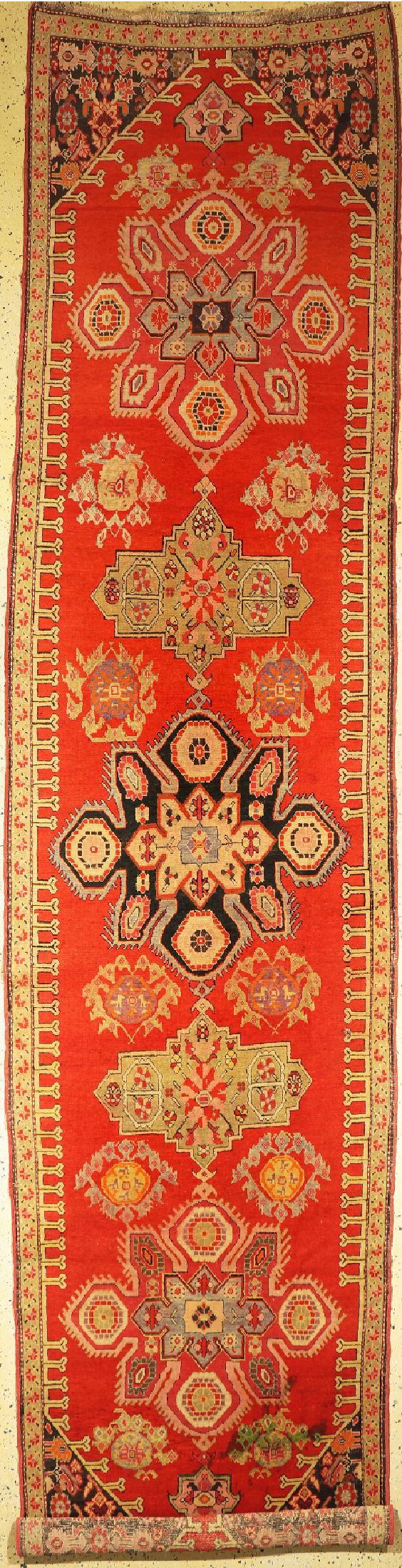 Antiker Karabagh, Kaukasus, um 1900, Wolle auf Wolle, ca. 475 x 112 cm, EHZ: 2-3, restauriert