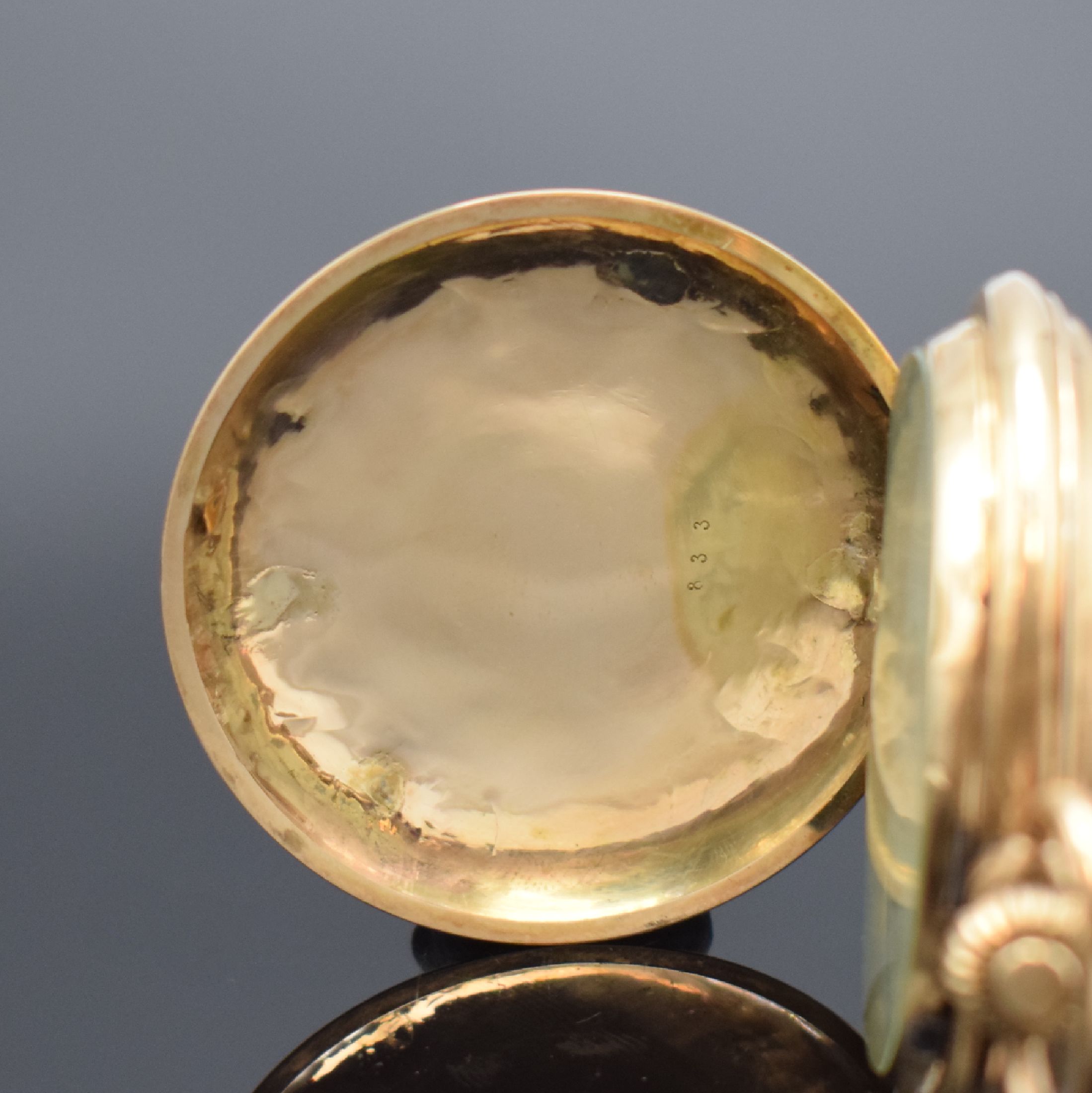 Detail a: Herrensavonette in GG 585/000, Schweiz um 1890, 3-Deckel Goldgeh. dell., Sprung- und Rückdeckel floral grav., Emailzifferbl. besch., röm. Zahlen, ...