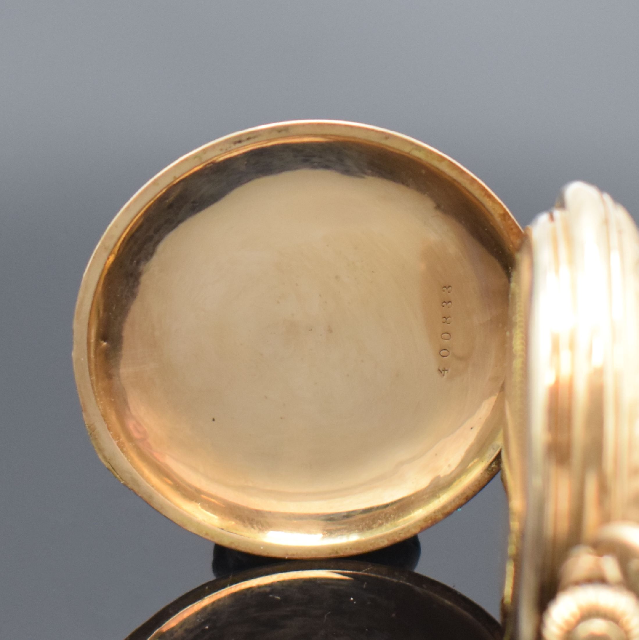 Detail d: Herrensavonette in GG 585/000, Schweiz um 1890, 3-Deckel Goldgeh. dell., Sprung- und Rückdeckel floral grav., Emailzifferbl. besch., röm. Zahlen, ...