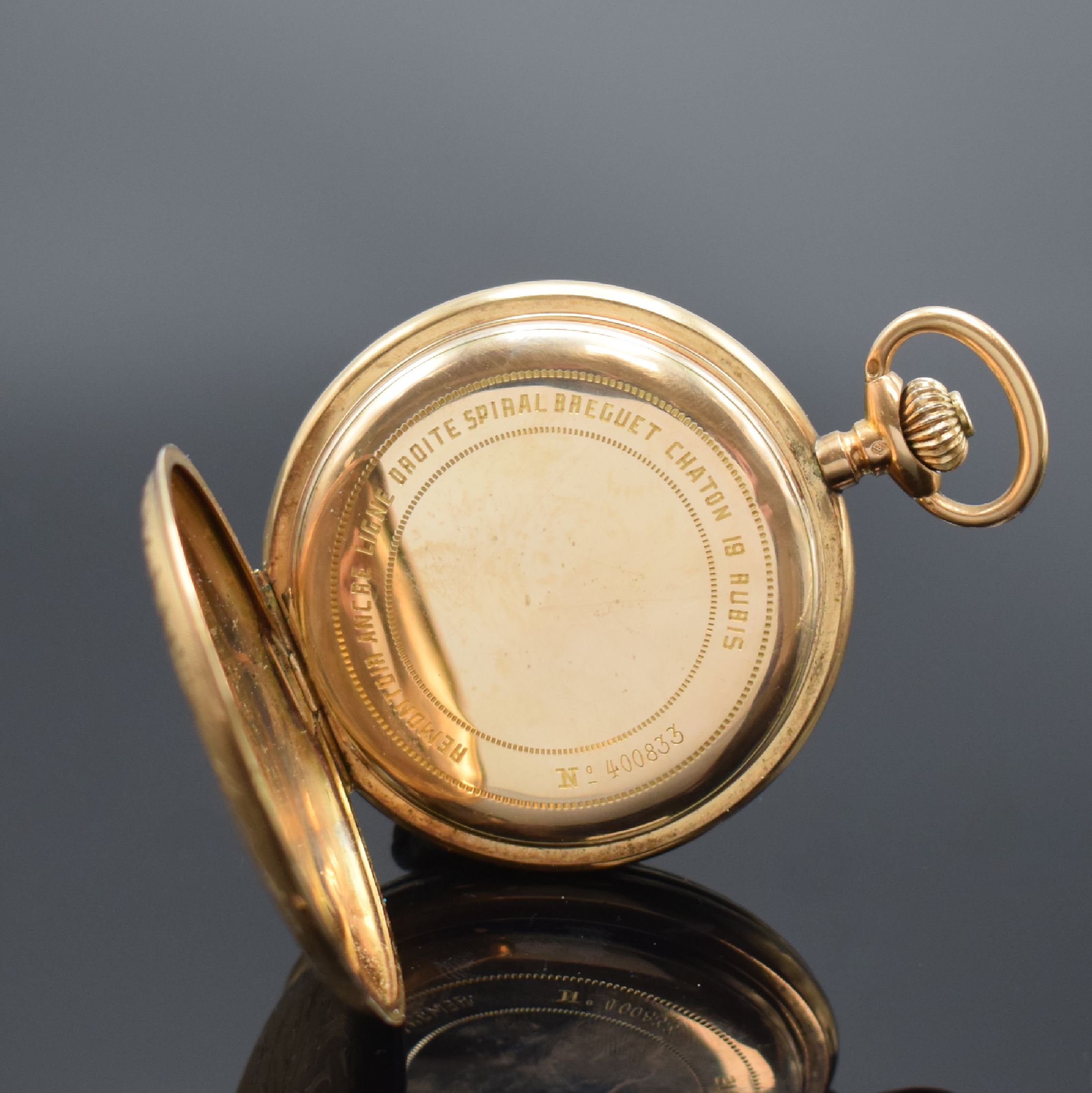 Detail e: Herrensavonette in GG 585/000, Schweiz um 1890, 3-Deckel Goldgeh. dell., Sprung- und Rückdeckel floral grav., Emailzifferbl. besch., röm. Zahlen, ...
