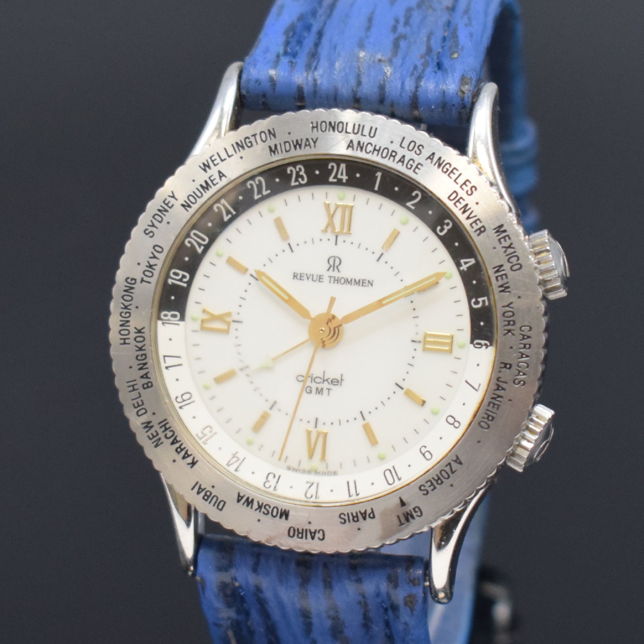 Detail a: REVUE THOMMEN auf 1400 Stück limitierter Armbandwecker Serie Cricket GMT Referenz 7910003, Handaufzug, Edelstahlgeh. inkl. Lederband m. orig. ...