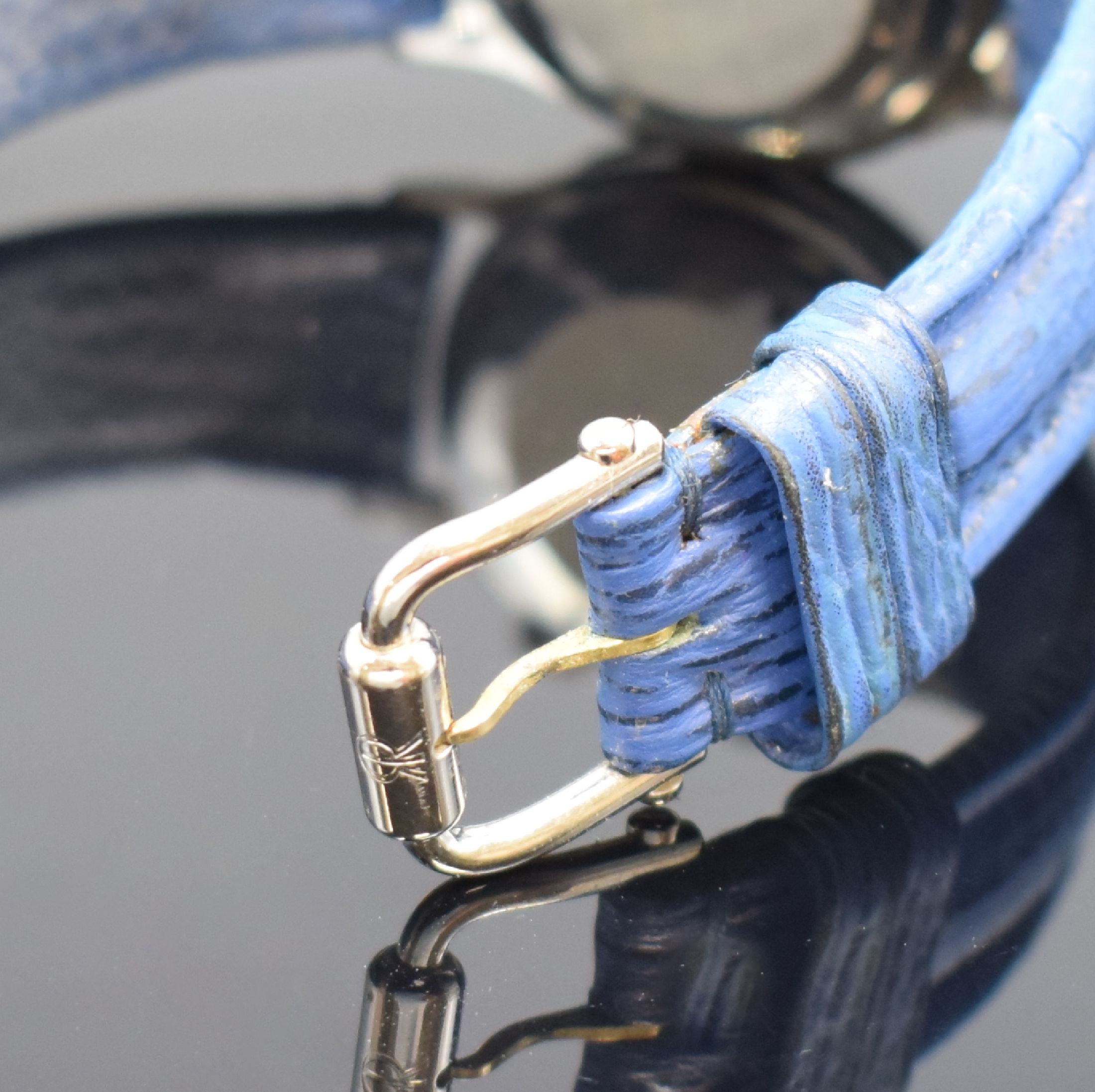 Detail b: REVUE THOMMEN auf 1400 Stück limitierter Armbandwecker Serie Cricket GMT Referenz 7910003, Handaufzug, Edelstahlgeh. inkl. Lederband m. orig. ...
