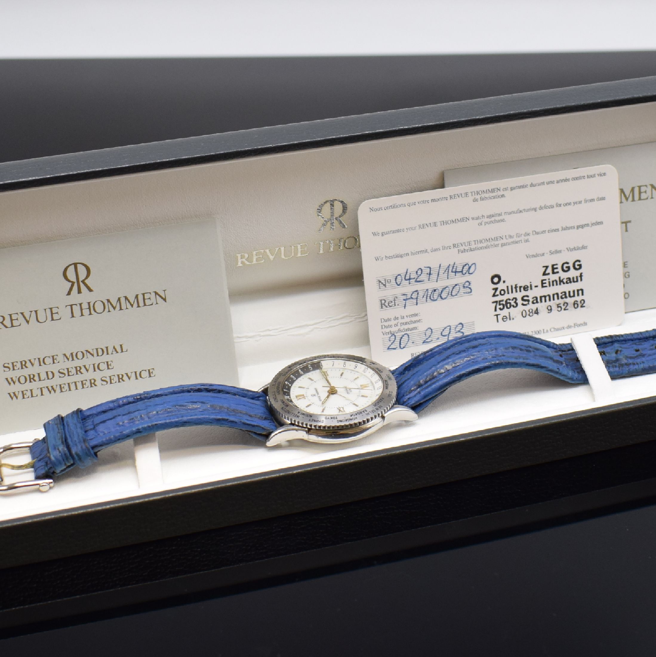 Detail e: REVUE THOMMEN auf 1400 Stück limitierter Armbandwecker Serie Cricket GMT Referenz 7910003, Handaufzug, Edelstahlgeh. inkl. Lederband m. orig. ...