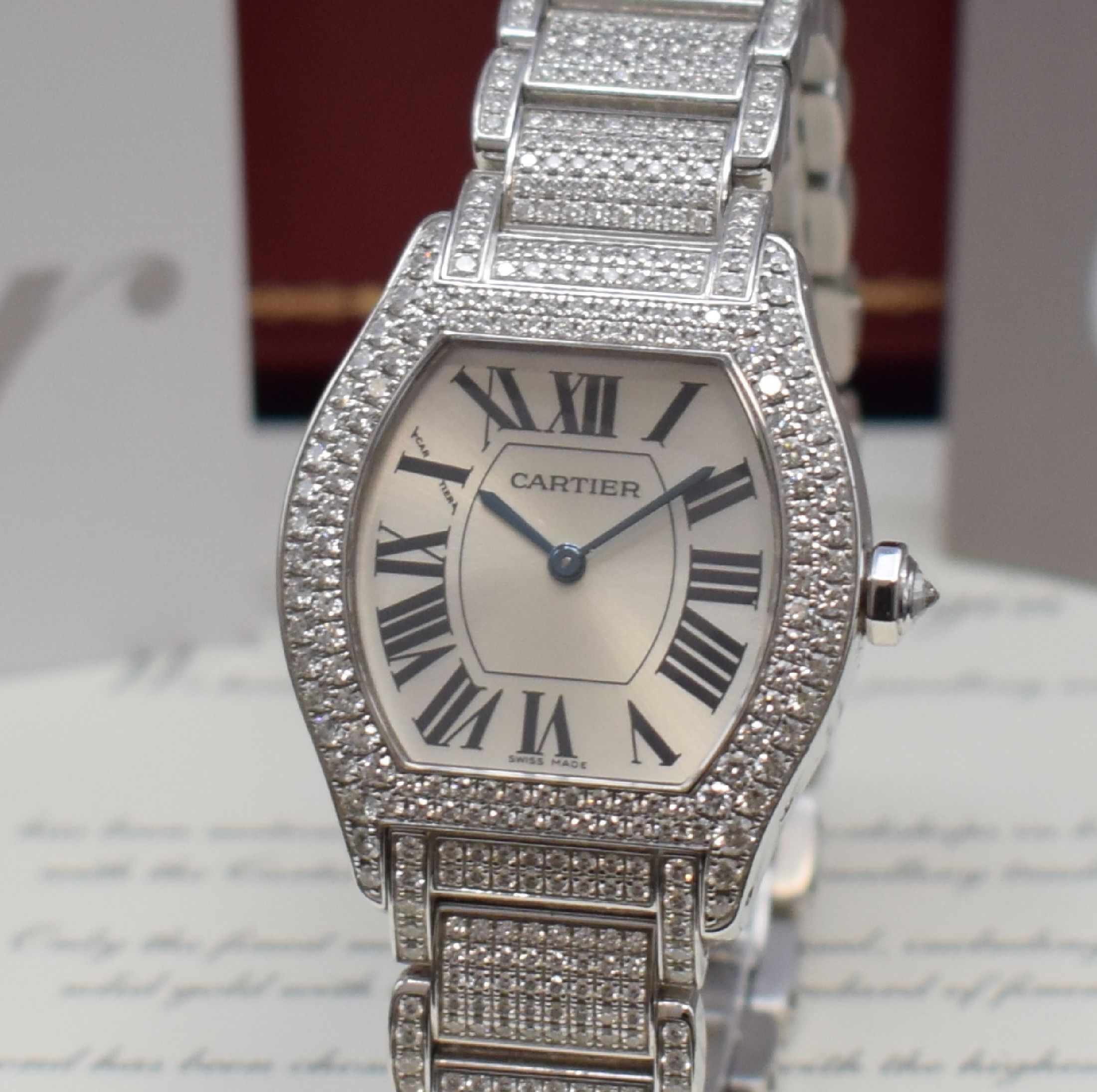 Detail a: CARTIER hochfeine und seltene Damenarmbanduhr Serie Tortue in WG 750/000 mit original Brillantbesatz Referenz WA5049MC, Handaufzug, Lünette wie Band ...