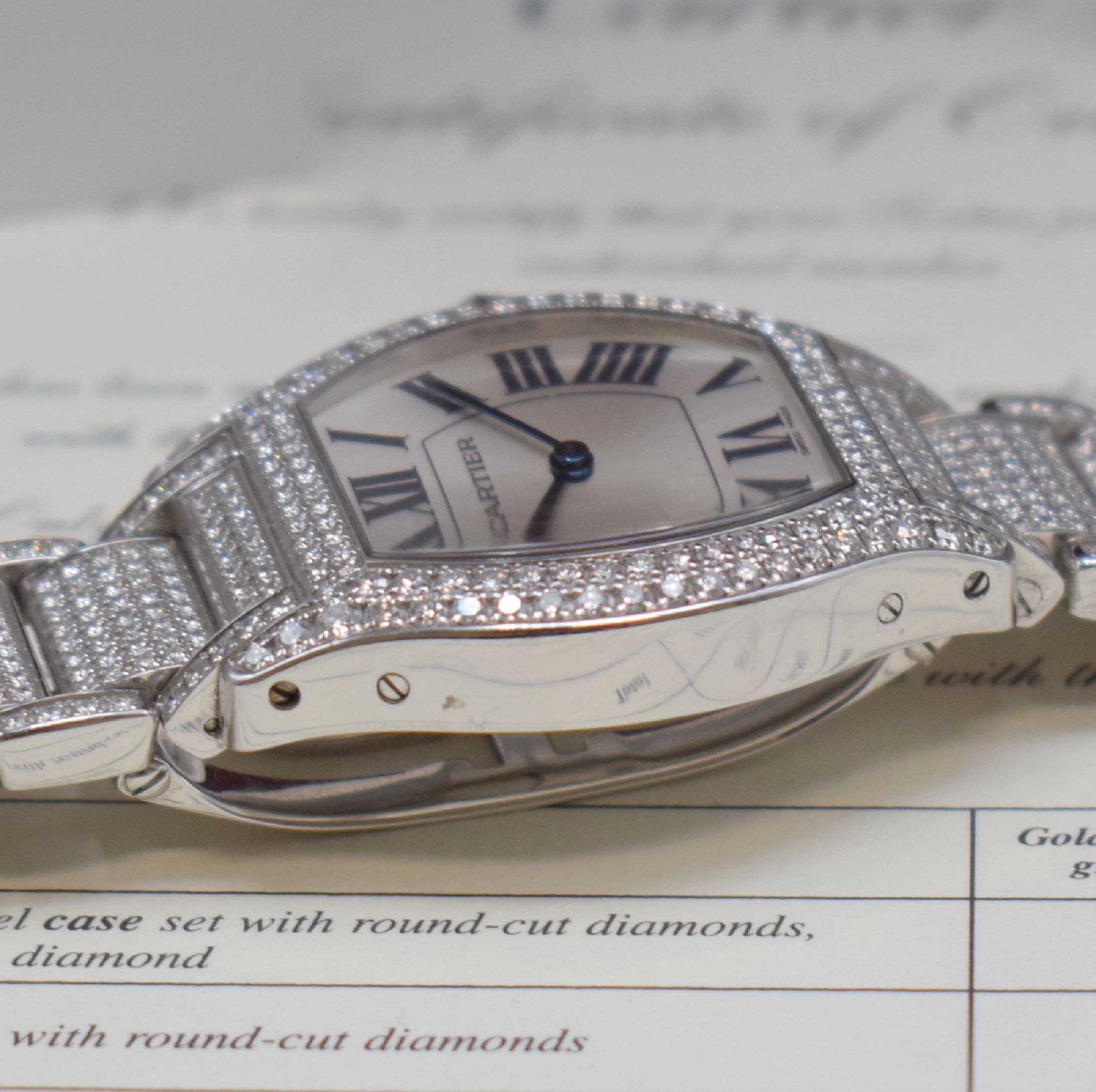 Detail e: CARTIER hochfeine und seltene Damenarmbanduhr Serie Tortue in WG 750/000 mit original Brillantbesatz Referenz WA5049MC, Handaufzug, Lünette wie Band ...