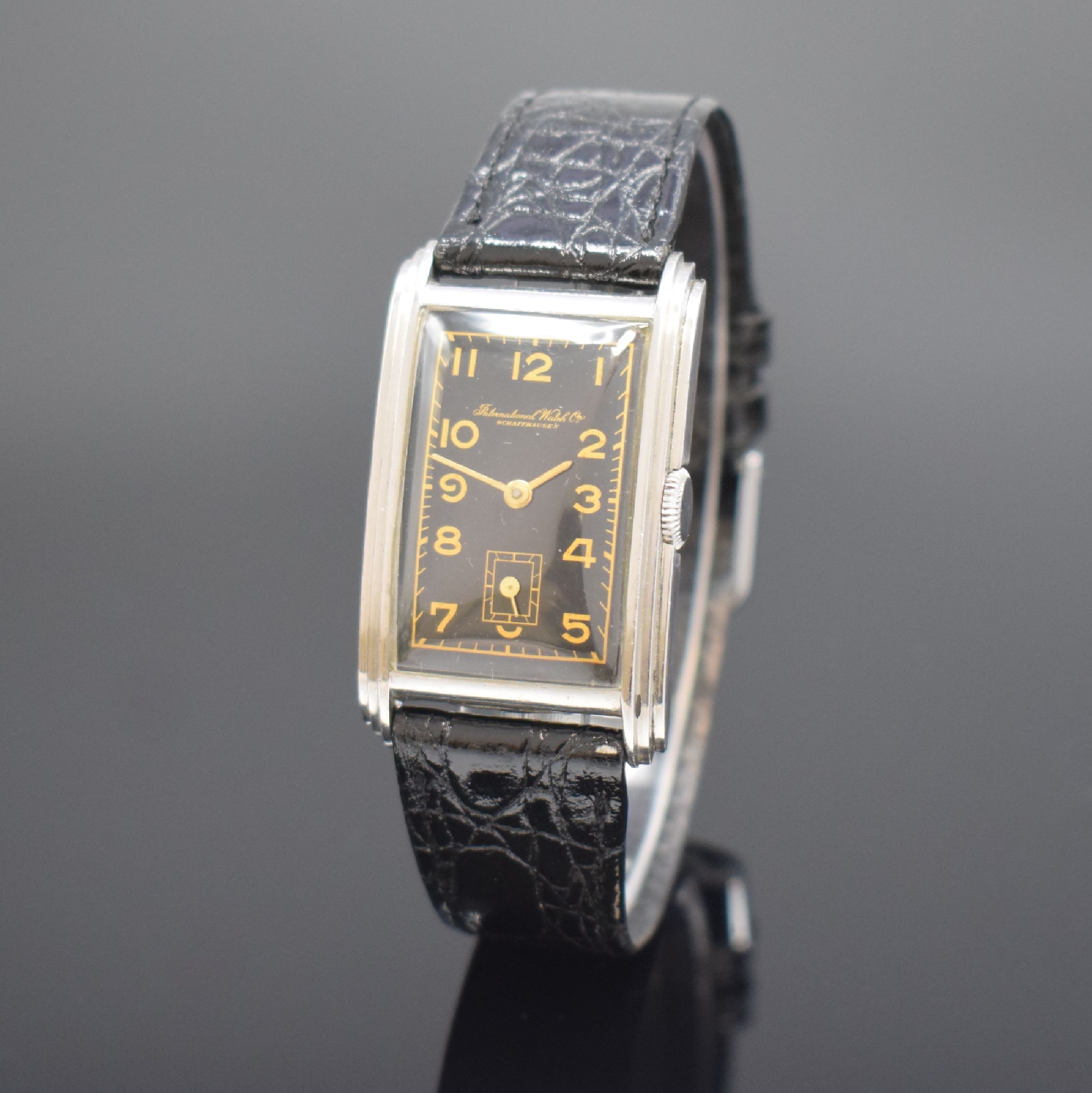 IWC rechteckige Herrenarmbanduhr mit Kaliber 87 in Stahl, Schweiz um 1937, Handaufzug, 2-teil. gestuft. Geh., Boden aufgedr., schwarzes Zifferbl. m. ...