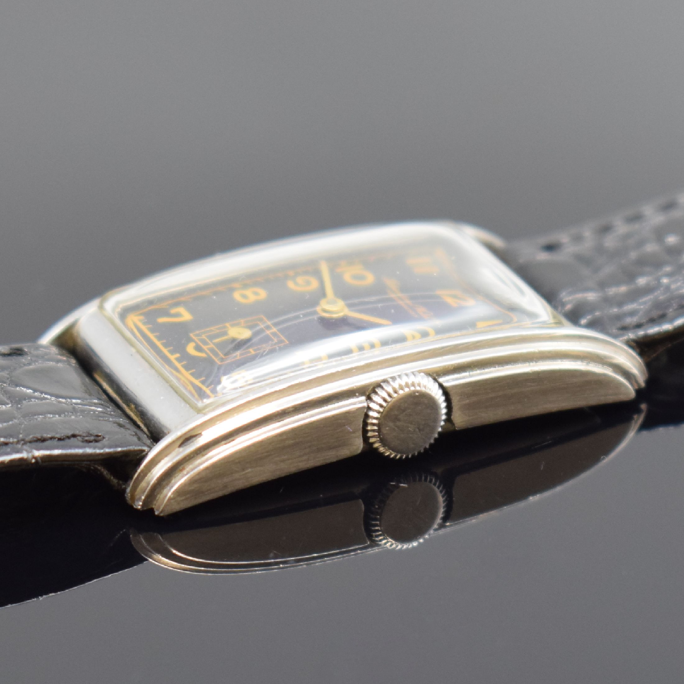 Detail b: IWC rechteckige Herrenarmbanduhr mit Kaliber 87 in Stahl, Schweiz um 1937, Handaufzug, 2-teil. gestuft. Geh., Boden aufgedr., schwarzes Zifferbl. m. ...