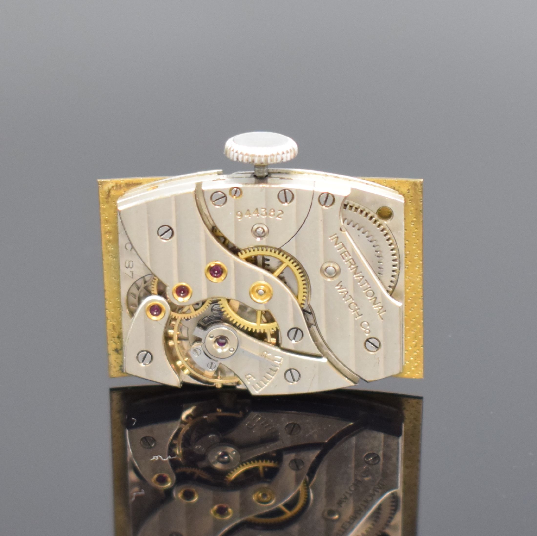 Detail d: IWC rechteckige Herrenarmbanduhr mit Kaliber 87 in Stahl, Schweiz um 1937, Handaufzug, 2-teil. gestuft. Geh., Boden aufgedr., schwarzes Zifferbl. m. ...