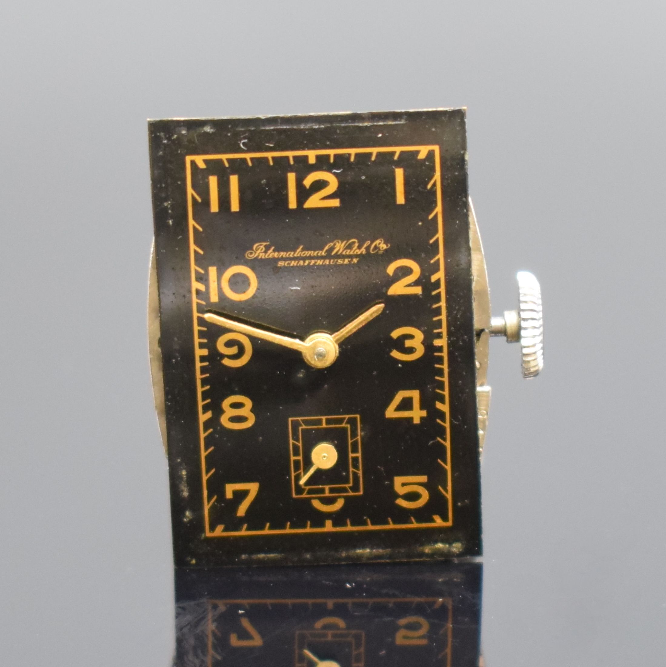 Detail e: IWC rechteckige Herrenarmbanduhr mit Kaliber 87 in Stahl, Schweiz um 1937, Handaufzug, 2-teil. gestuft. Geh., Boden aufgedr., schwarzes Zifferbl. m. ...