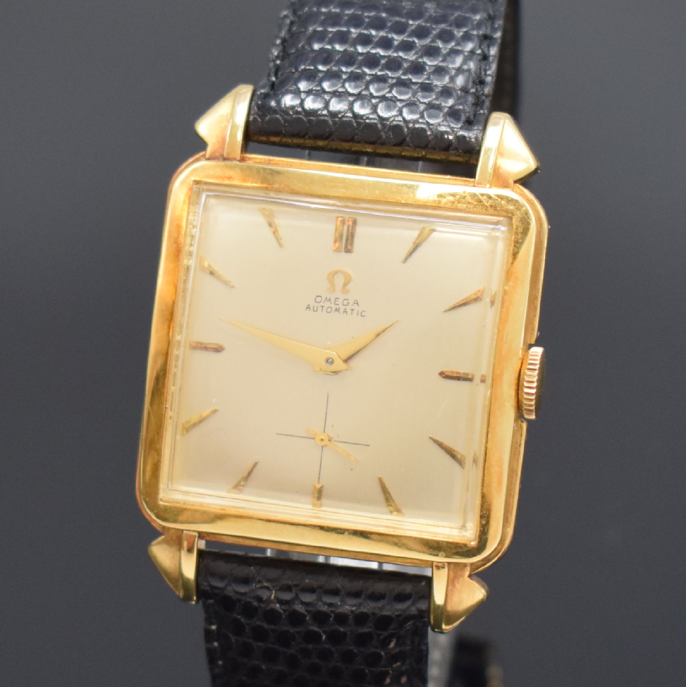 Detail a: OMEGA quadratische Herrenarmbanduhr mit Hammerautomatik in GG 750/000, Schweiz um 1950, Automatik, gedr. Geh., Boden dell., Lederband m. orig. Omega ...