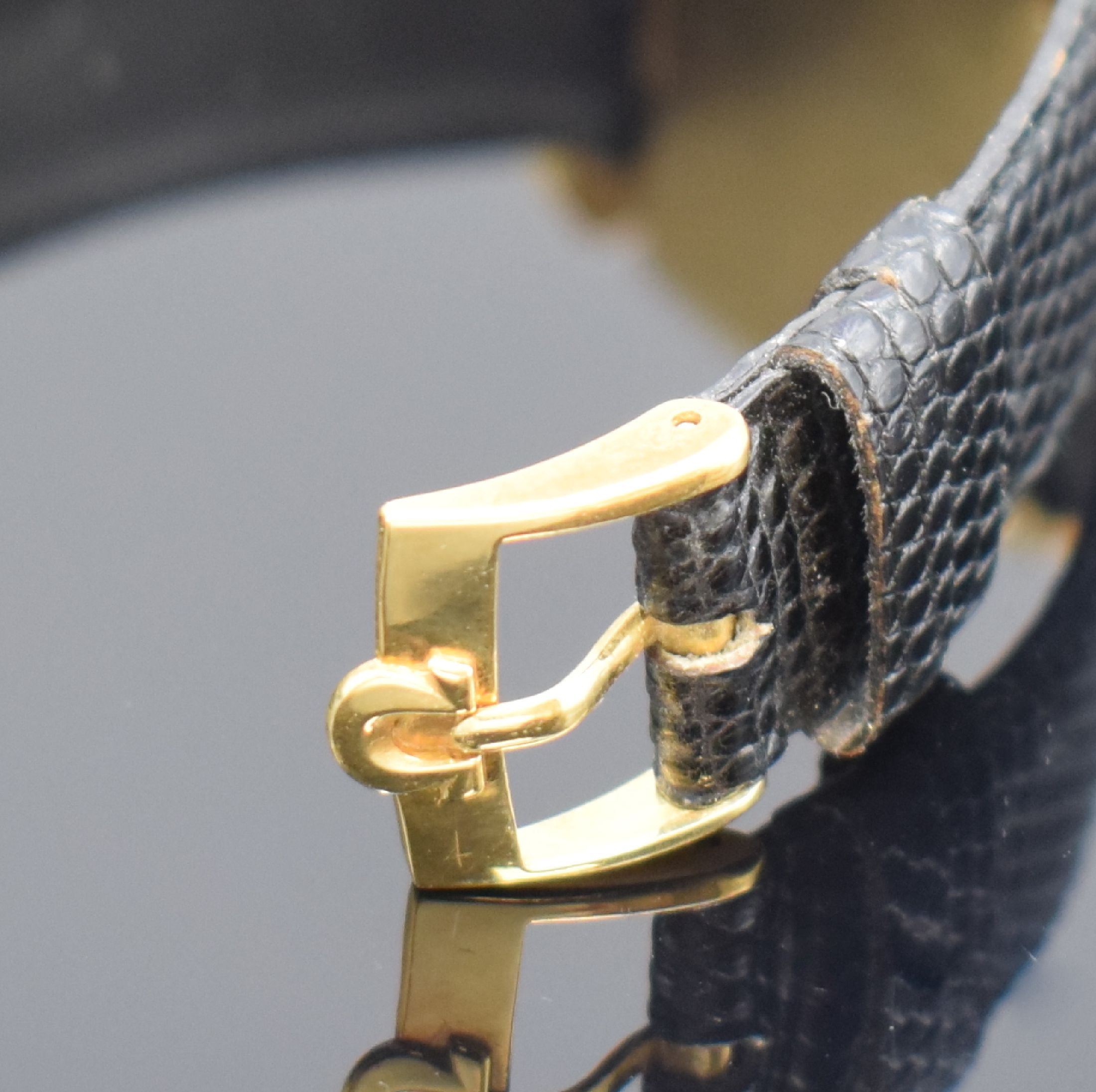 Detail b: OMEGA quadratische Herrenarmbanduhr mit Hammerautomatik in GG 750/000, Schweiz um 1950, Automatik, gedr. Geh., Boden dell., Lederband m. orig. Omega ...