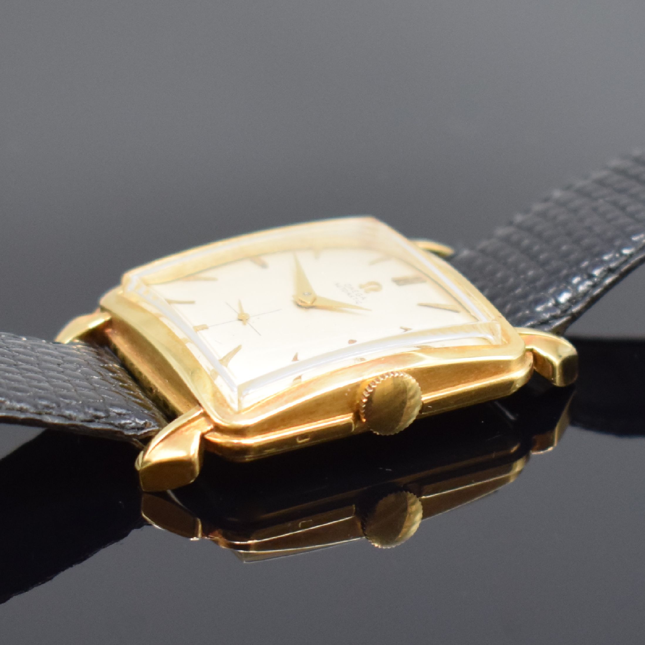 Detail c: OMEGA quadratische Herrenarmbanduhr mit Hammerautomatik in GG 750/000, Schweiz um 1950, Automatik, gedr. Geh., Boden dell., Lederband m. orig. Omega ...