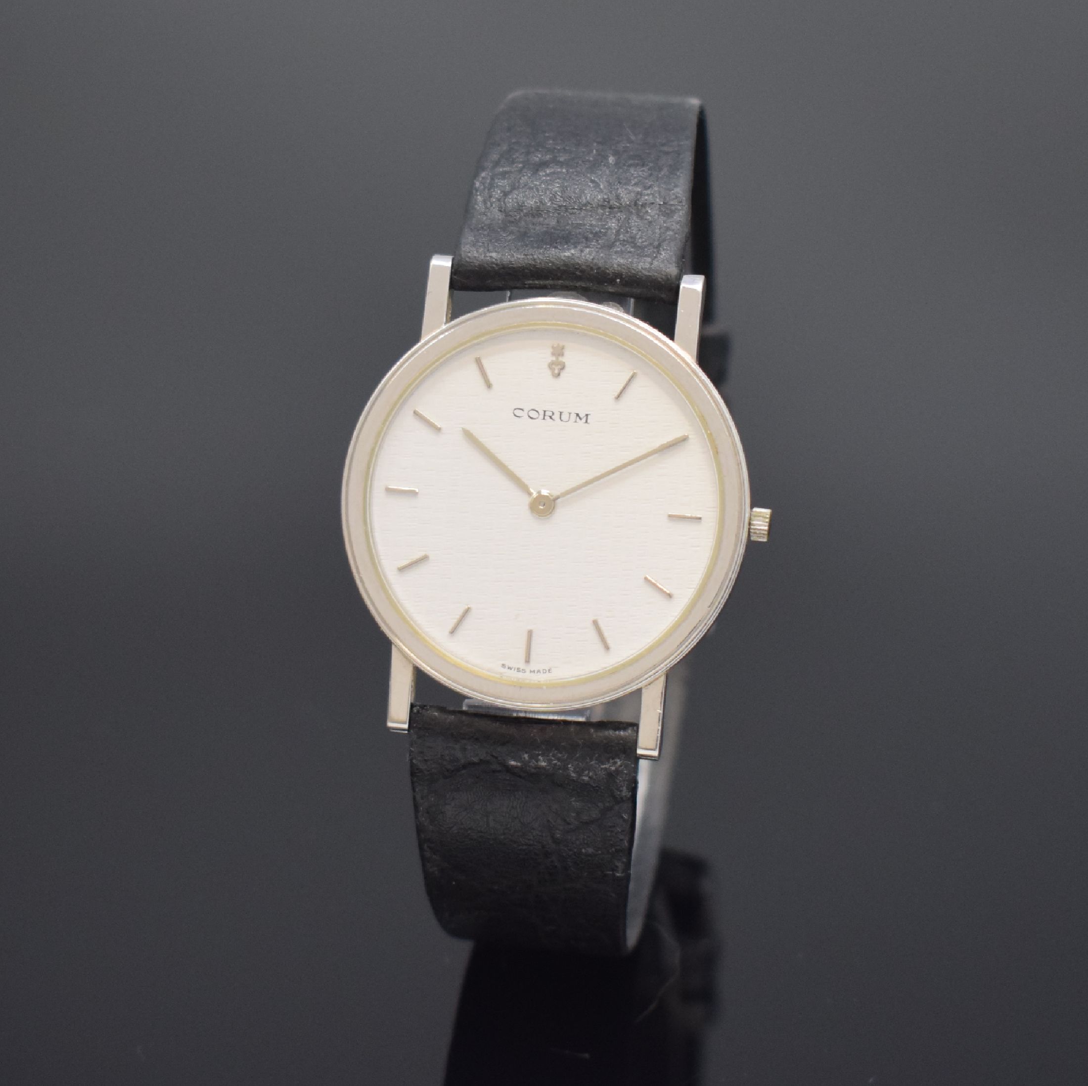 CORUM Armbanduhr in Platin, Schweiz um 1985, quarz, Boden 6-fach verschr., orig. Lederband m. orig. Dornschl., silb. Zifferbl. m. silb. Std.-Ind. und ...