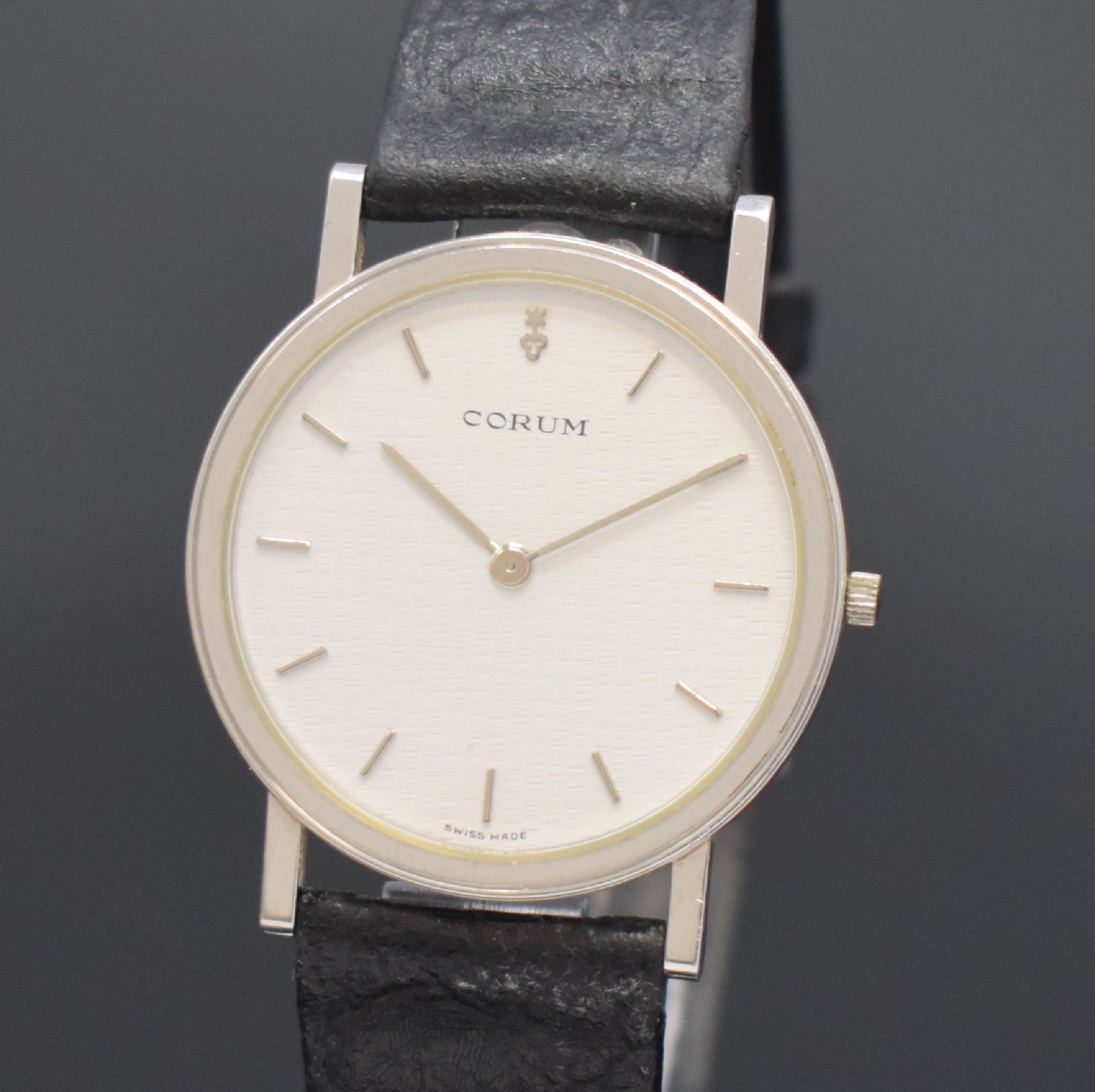 Detail a: CORUM Armbanduhr in Platin, Schweiz um 1985, quarz, Boden 6-fach verschr., orig. Lederband m. orig. Dornschl., silb. Zifferbl. m. silb. Std.-Ind. und ...