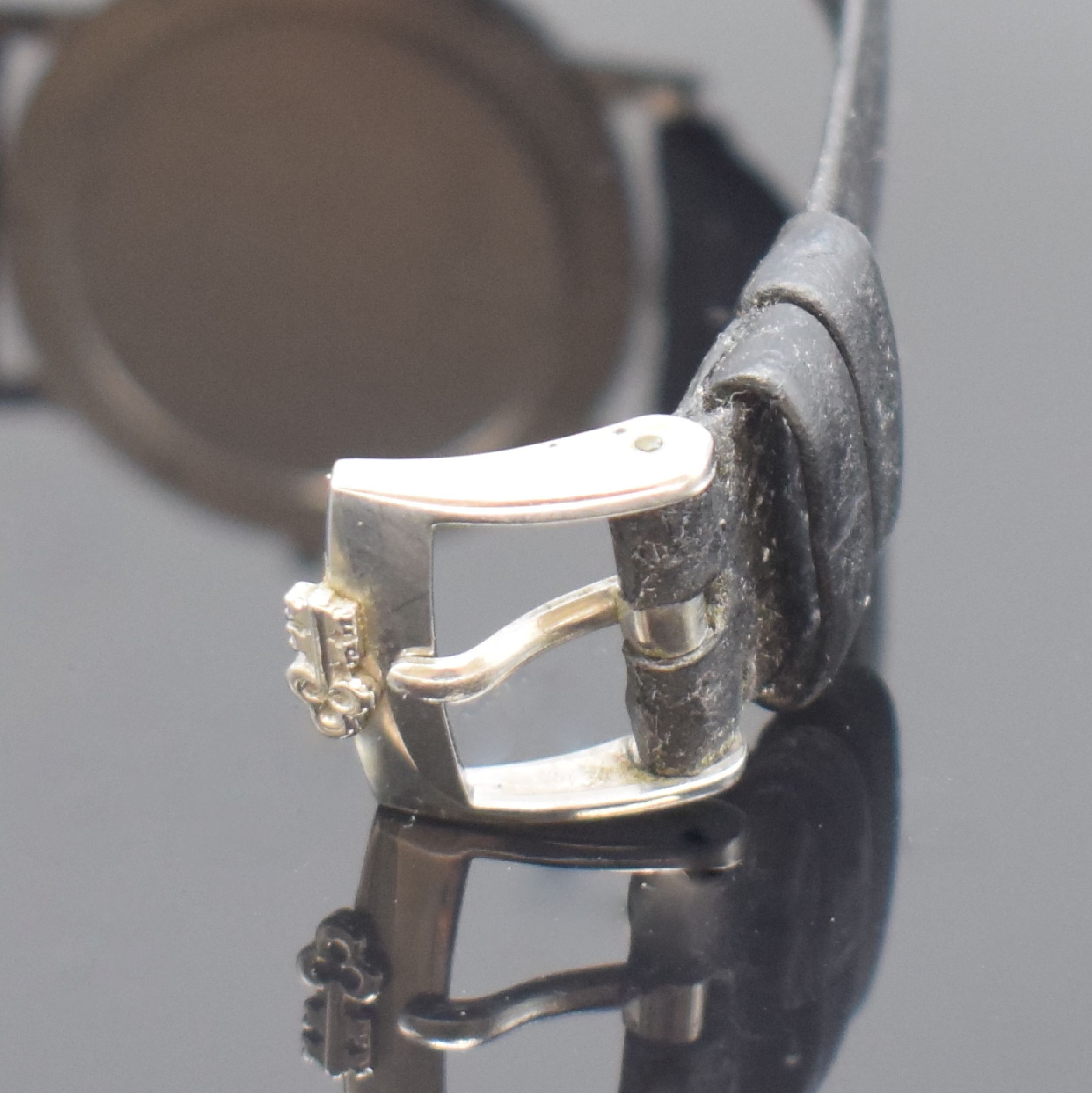 Detail b: CORUM Armbanduhr in Platin, Schweiz um 1985, quarz, Boden 6-fach verschr., orig. Lederband m. orig. Dornschl., silb. Zifferbl. m. silb. Std.-Ind. und ...