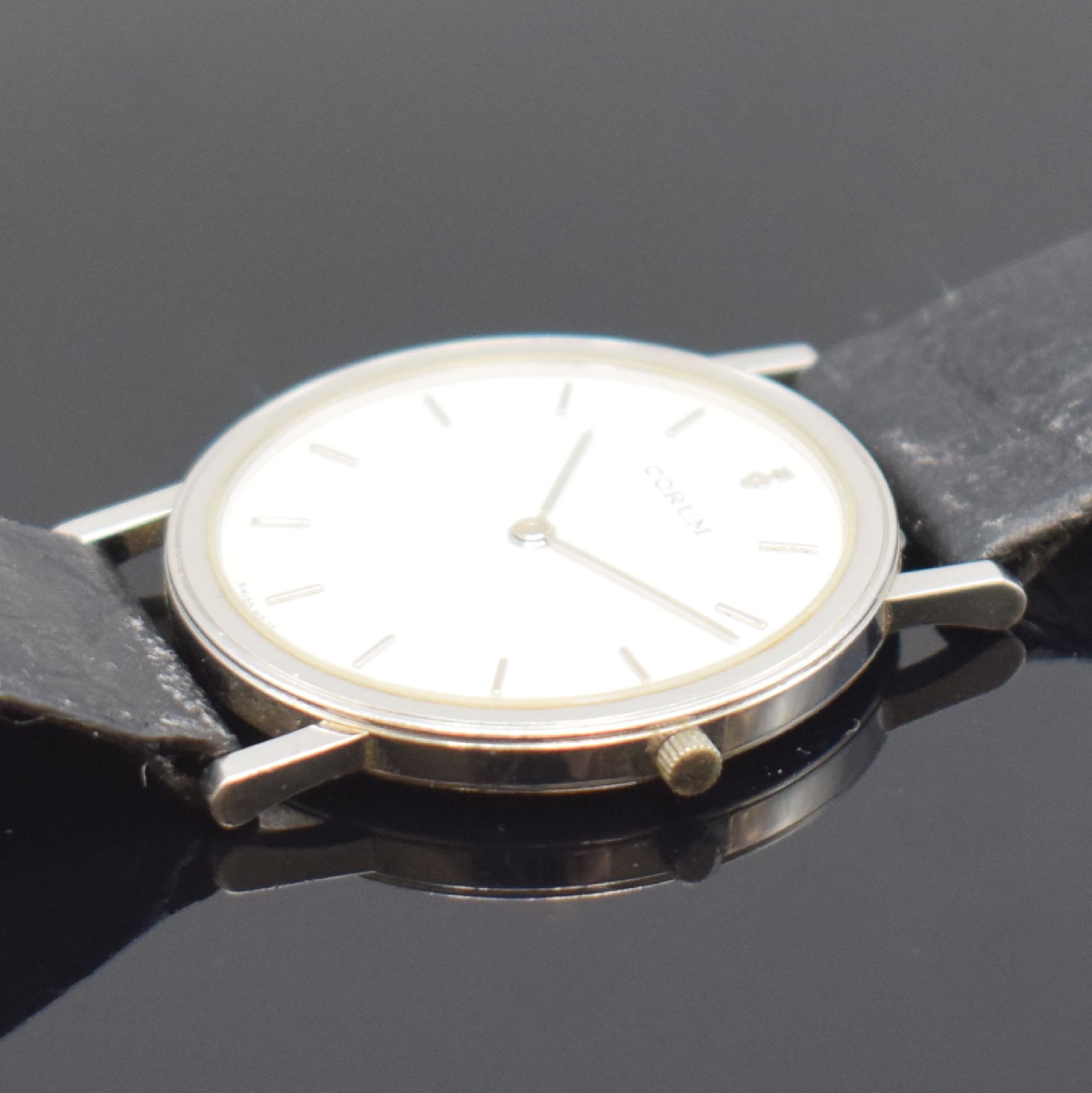 Detail c: CORUM Armbanduhr in Platin, Schweiz um 1985, quarz, Boden 6-fach verschr., orig. Lederband m. orig. Dornschl., silb. Zifferbl. m. silb. Std.-Ind. und ...