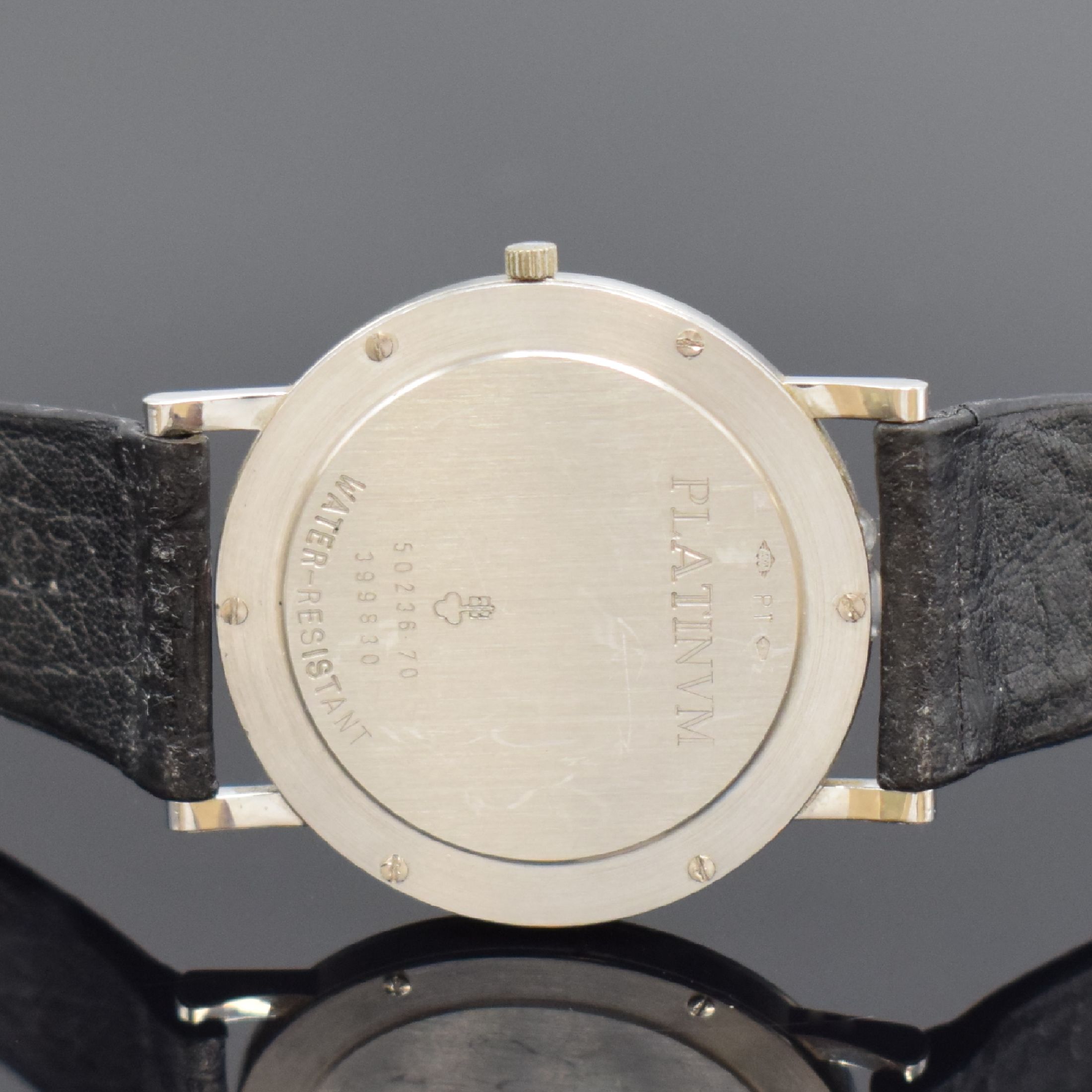 Detail d: CORUM Armbanduhr in Platin, Schweiz um 1985, quarz, Boden 6-fach verschr., orig. Lederband m. orig. Dornschl., silb. Zifferbl. m. silb. Std.-Ind. und ...