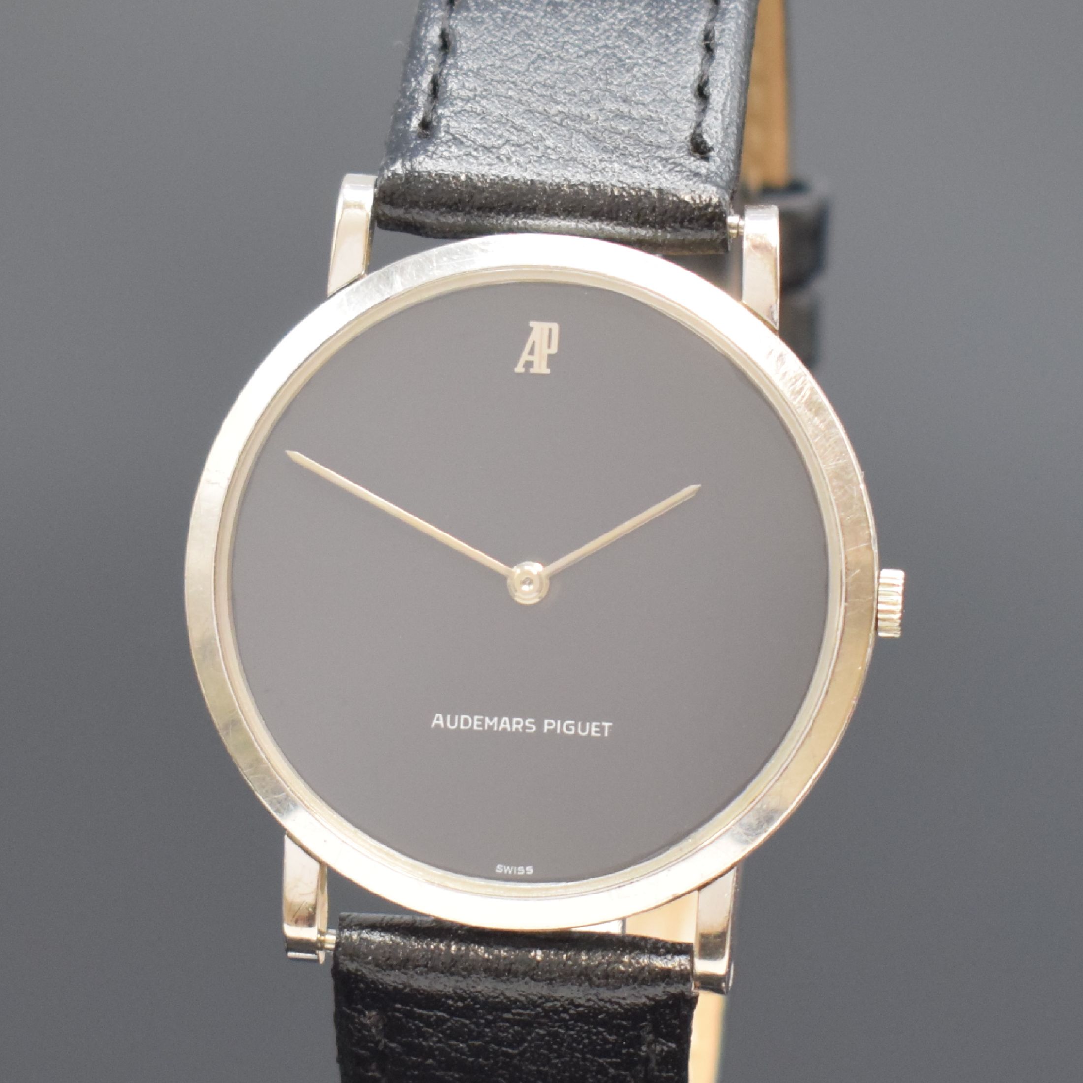 Detail a: AUDEMARS PIGUET Herrenarmbanduhr in WG 750/000, Schweiz um 1980, Handaufzug, 3-teil. Geh., Boden und Glasrand aufgedr., schwarzes Zifferbl., silb. ...