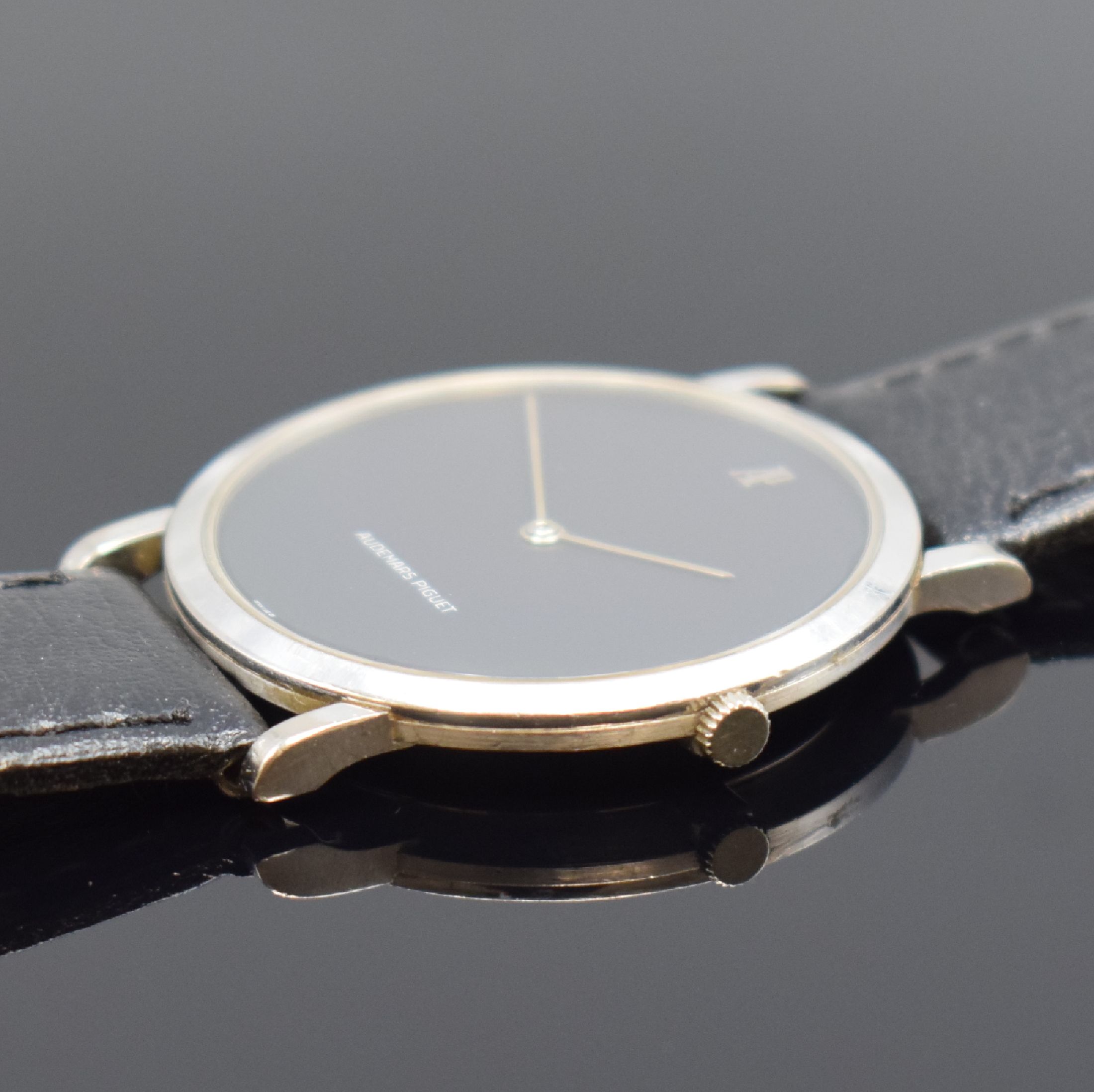 Detail b: AUDEMARS PIGUET Herrenarmbanduhr in WG 750/000, Schweiz um 1980, Handaufzug, 3-teil. Geh., Boden und Glasrand aufgedr., schwarzes Zifferbl., silb. ...