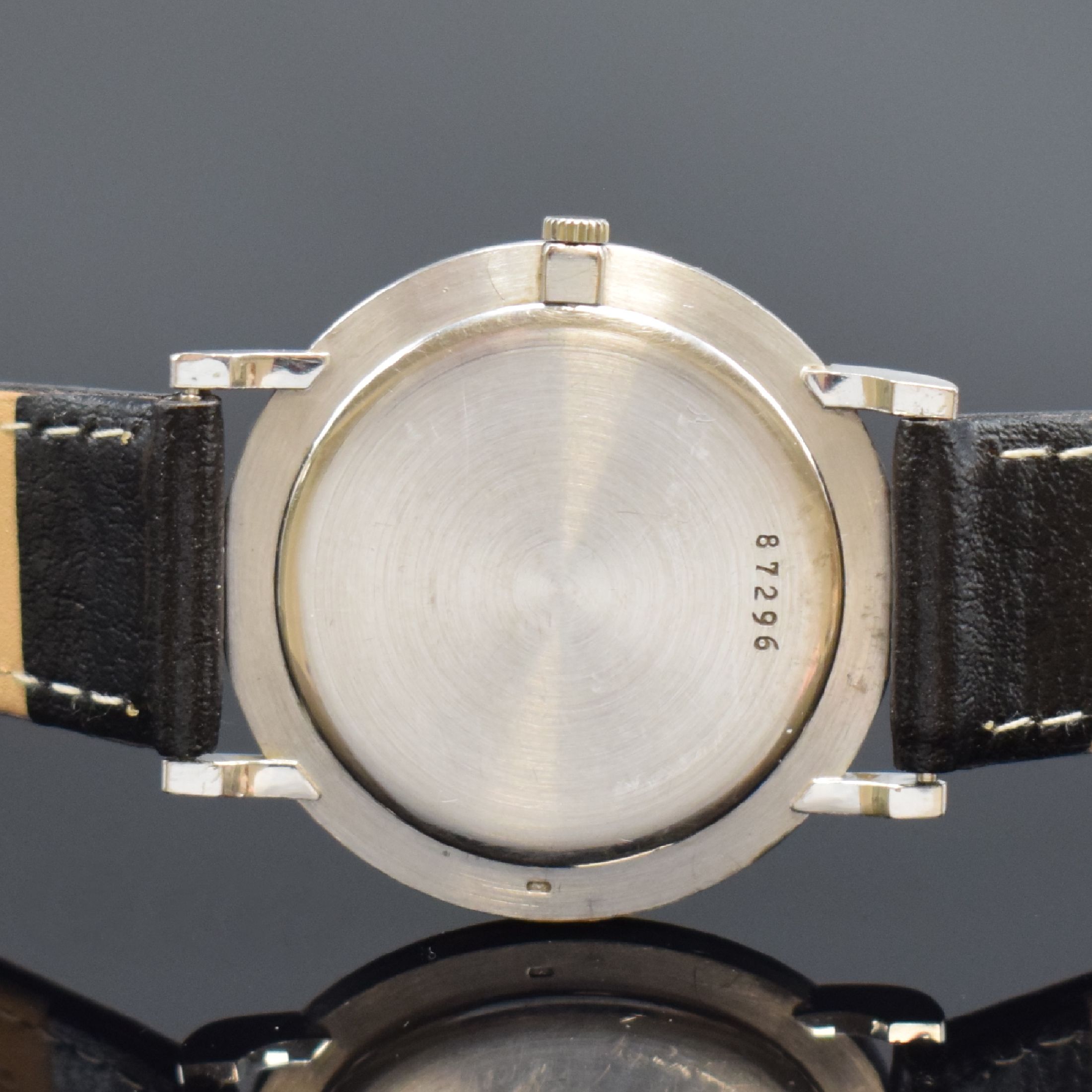 Detail d: AUDEMARS PIGUET Herrenarmbanduhr in WG 750/000, Schweiz um 1980, Handaufzug, 3-teil. Geh., Boden und Glasrand aufgedr., schwarzes Zifferbl., silb. ...