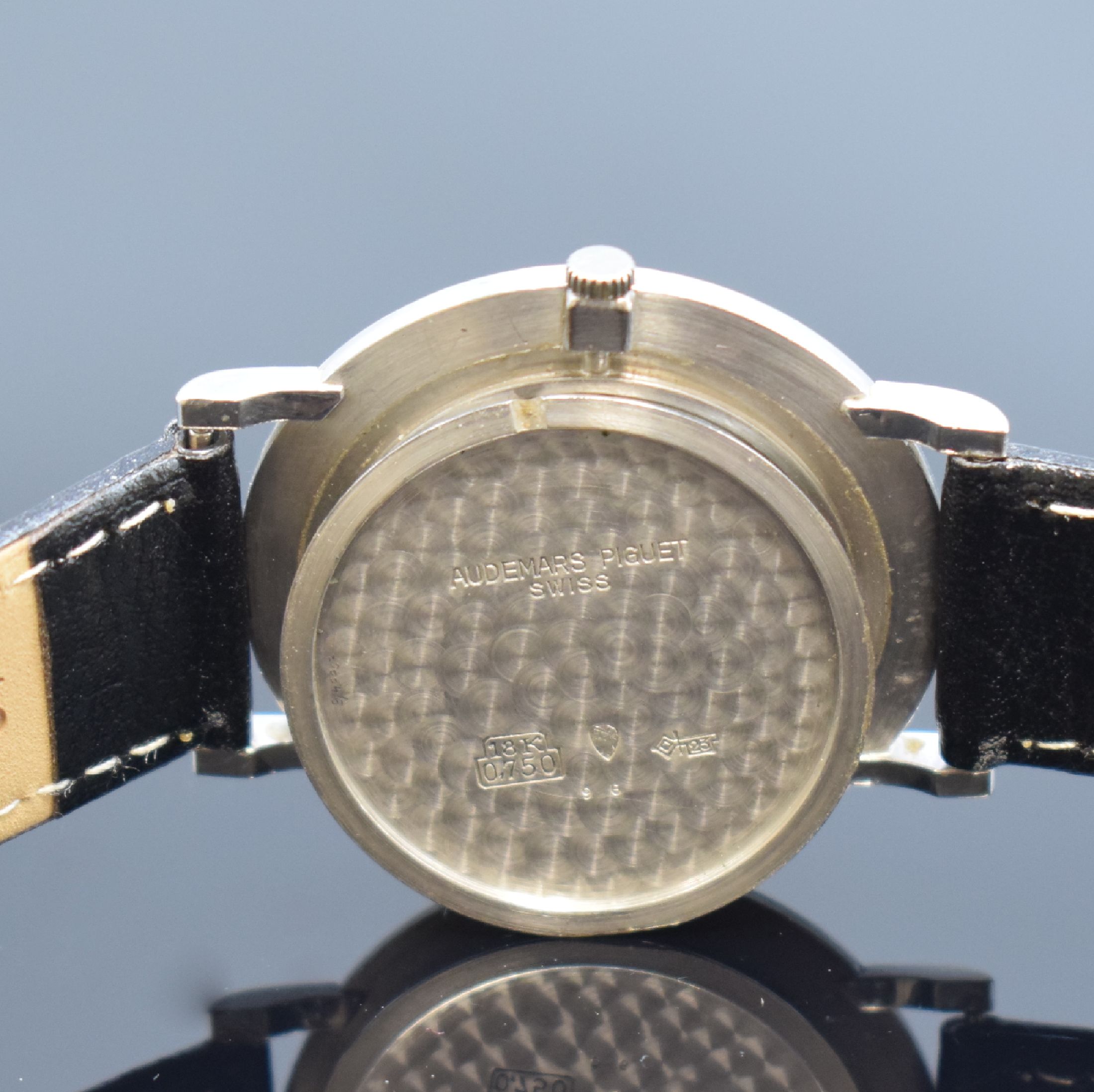 Detail f: AUDEMARS PIGUET Herrenarmbanduhr in WG 750/000, Schweiz um 1980, Handaufzug, 3-teil. Geh., Boden und Glasrand aufgedr., schwarzes Zifferbl., silb. ...