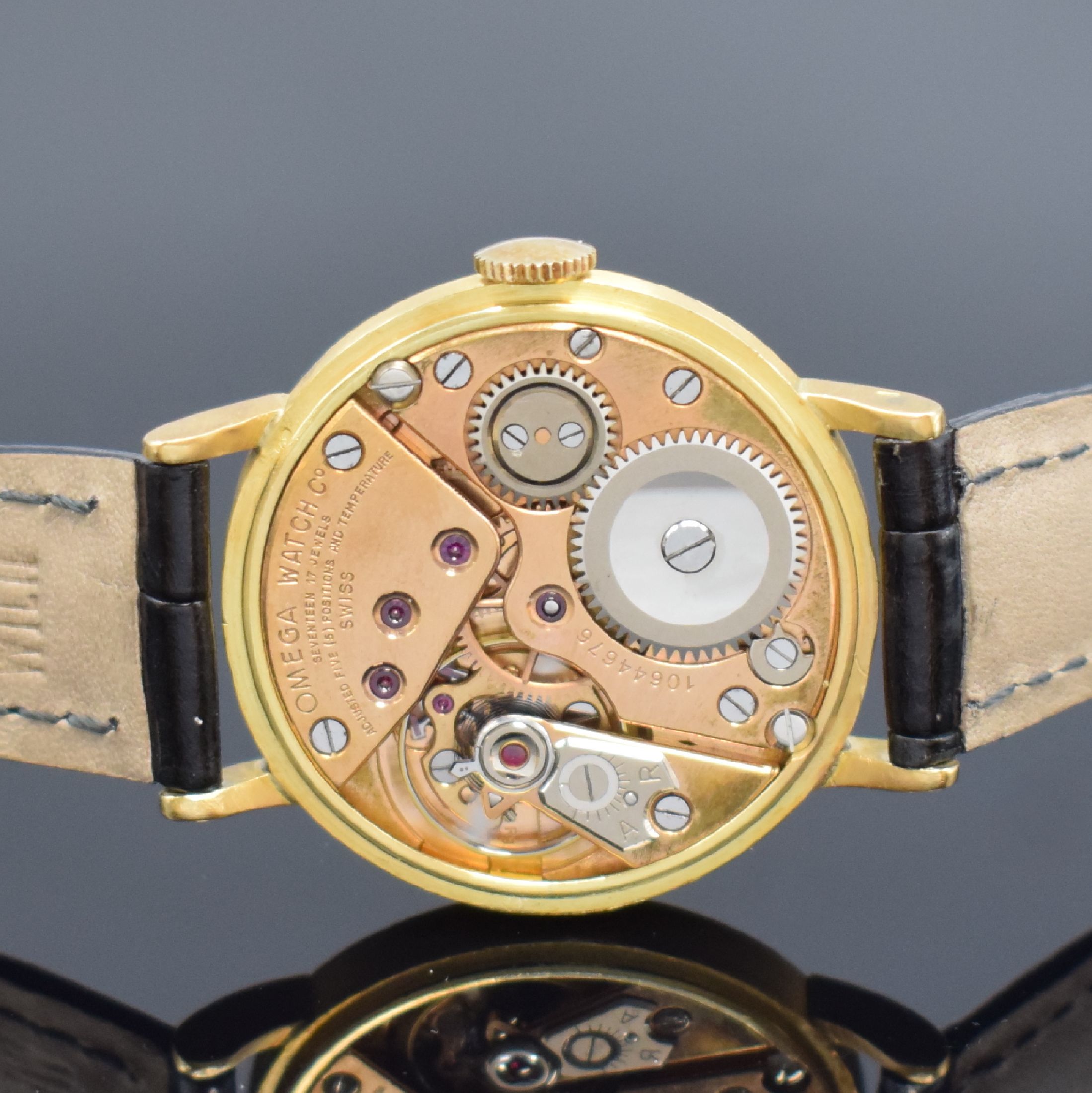 Detail e: OMEGA Chronometer seltene Herrenarmbanduhr mit Kaliber 30T2 Rg in GG 750/000, Schweiz um 1947, Handaufzug, 3-teil. Geh., Boden u. Glasrand aufgedr., ...