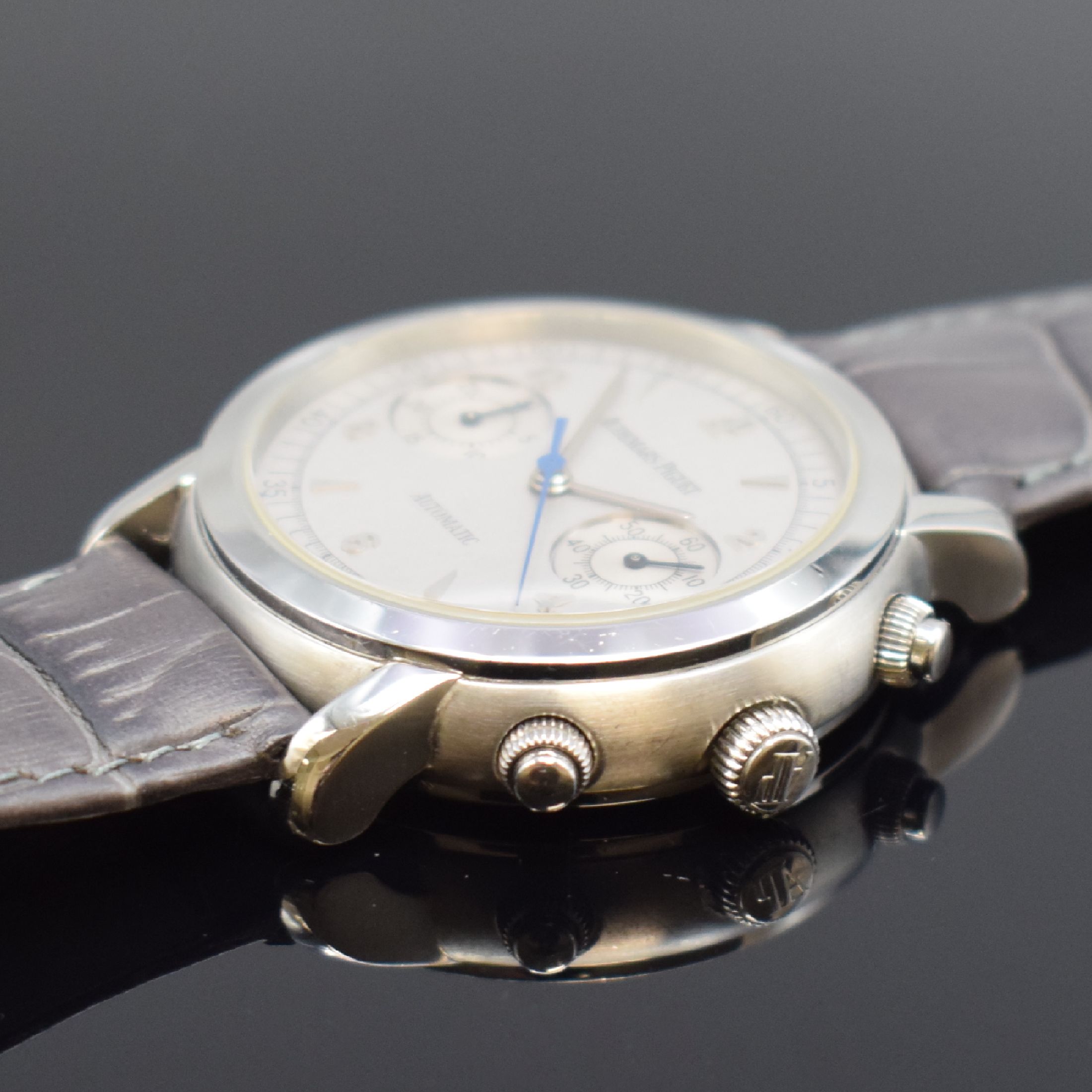 Detail b: AUDEMARS PIGUET Jules Audemars Herrenchronograph in Stahl, Schweiz um 2000, Automatik, Geh. teils matt., Boden 5- fach verschr., silb. Zifferbl. m. ...