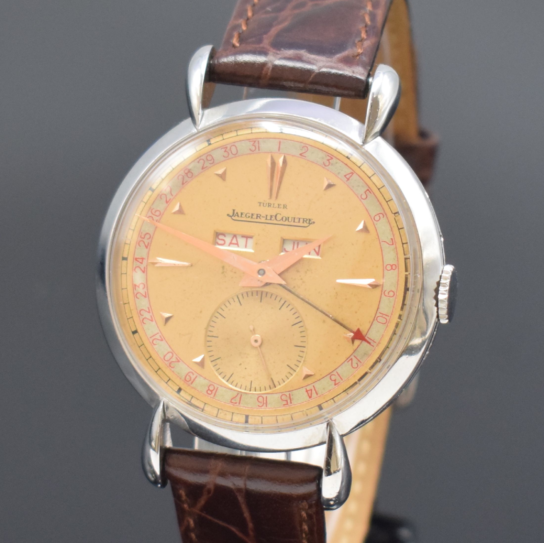 Detail a: Jaeger-LeCoultre / TÜRLER Herrenarmbanduhr mit Kalender in Stahl, Schweiz 1940er, Handaufzug, 2-teil. Geh. m. tropfenförm. Bandanst., Boden ...