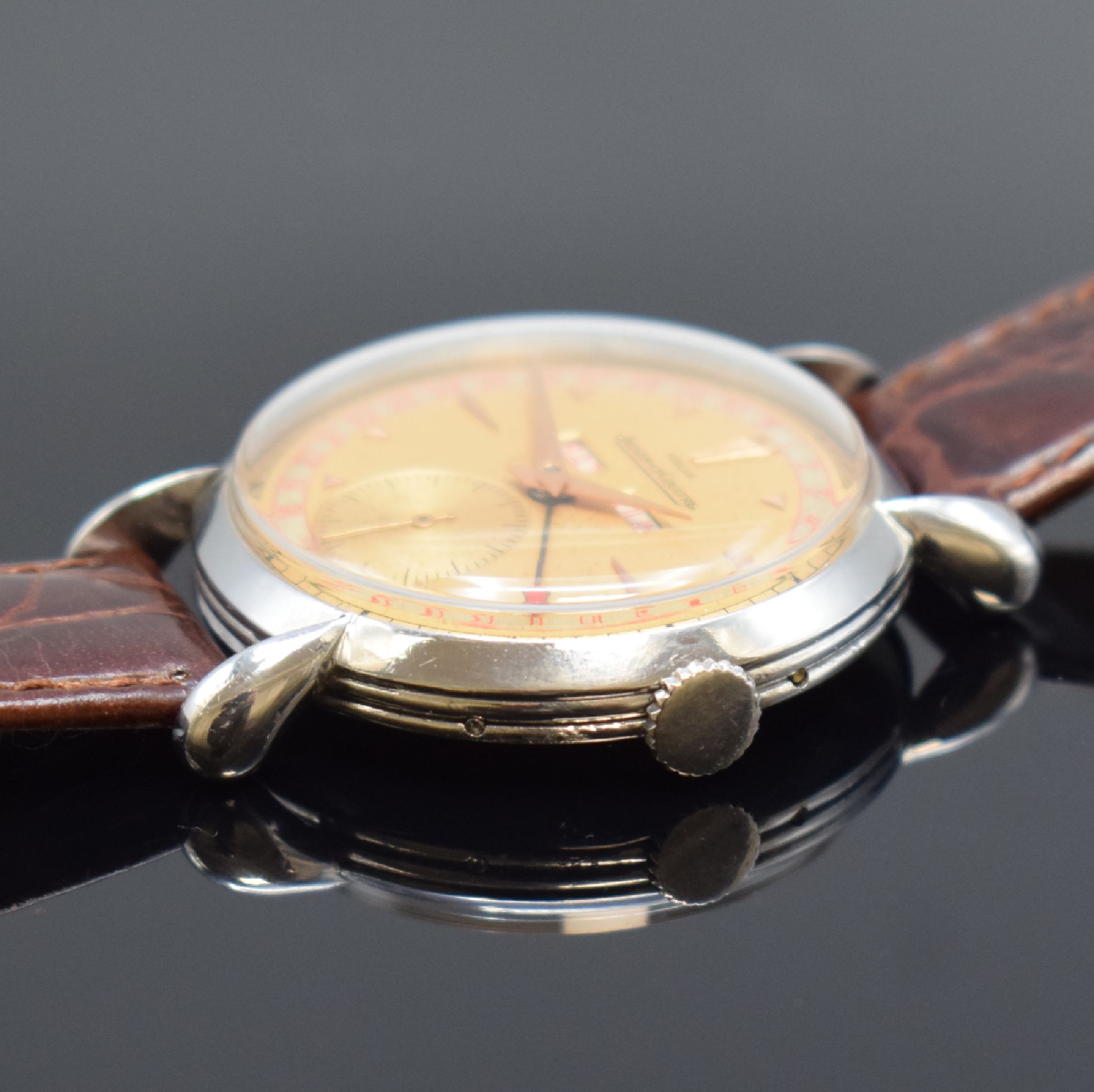Detail b: Jaeger-LeCoultre / TÜRLER Herrenarmbanduhr mit Kalender in Stahl, Schweiz 1940er, Handaufzug, 2-teil. Geh. m. tropfenförm. Bandanst., Boden ...
