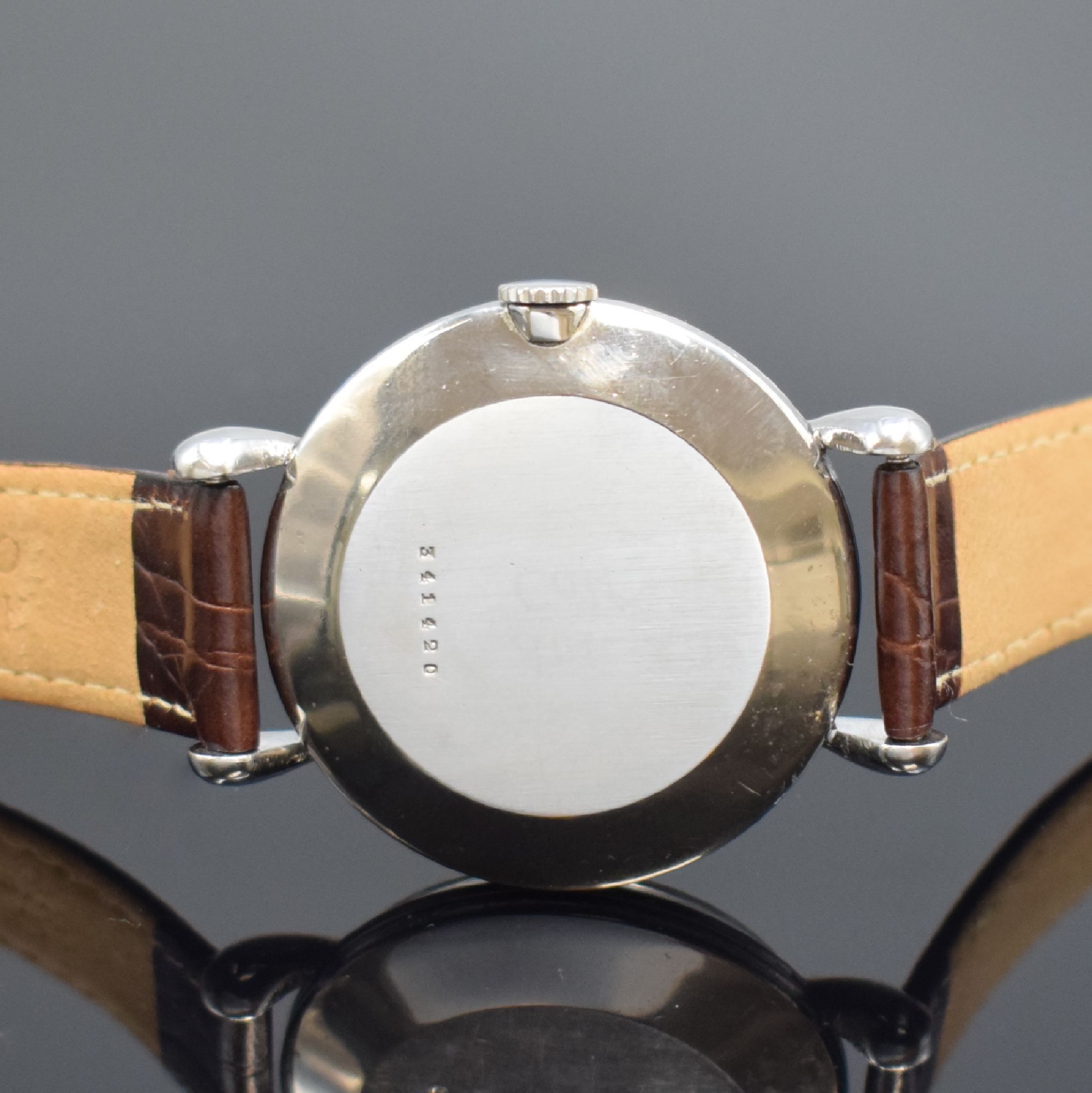 Detail c: Jaeger-LeCoultre / TÜRLER Herrenarmbanduhr mit Kalender in Stahl, Schweiz 1940er, Handaufzug, 2-teil. Geh. m. tropfenförm. Bandanst., Boden ...