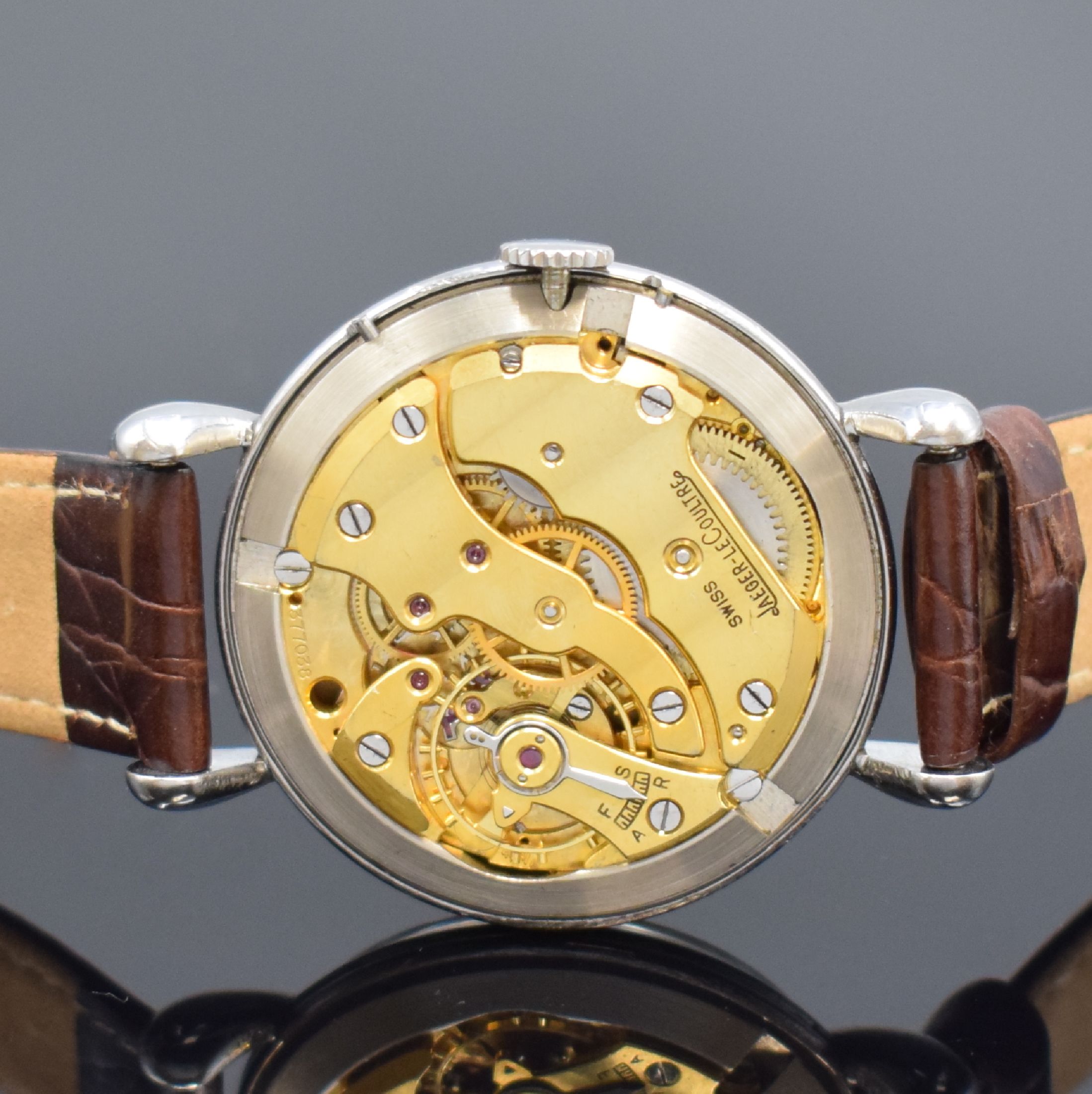Detail d: Jaeger-LeCoultre / TÜRLER Herrenarmbanduhr mit Kalender in Stahl, Schweiz 1940er, Handaufzug, 2-teil. Geh. m. tropfenförm. Bandanst., Boden ...