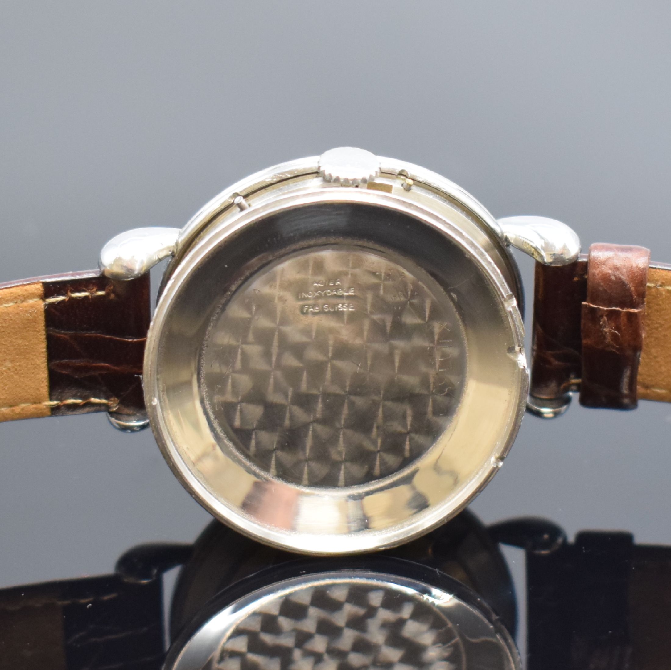 Detail e: Jaeger-LeCoultre / TÜRLER Herrenarmbanduhr mit Kalender in Stahl, Schweiz 1940er, Handaufzug, 2-teil. Geh. m. tropfenförm. Bandanst., Boden ...