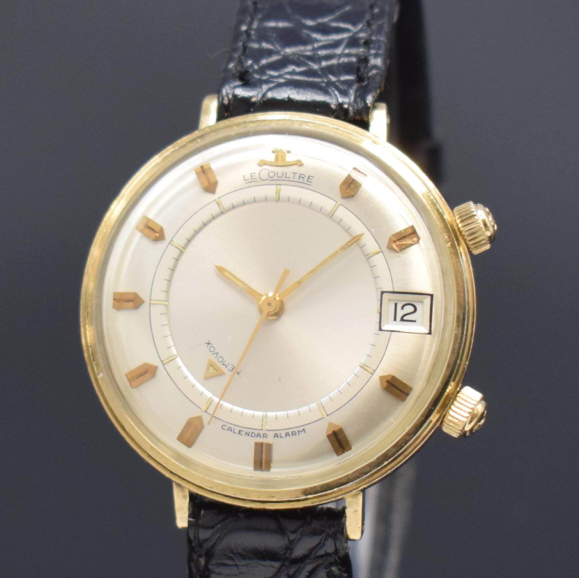 Detail a: LeCoultre Memovox Herrenarmbanduhr mit Wecker, Schweiz f. US-Markt um 1955, Handaufzug, 10K gold filled Monocoque-Geh., silb. Zifferbl. m. aufges. ...