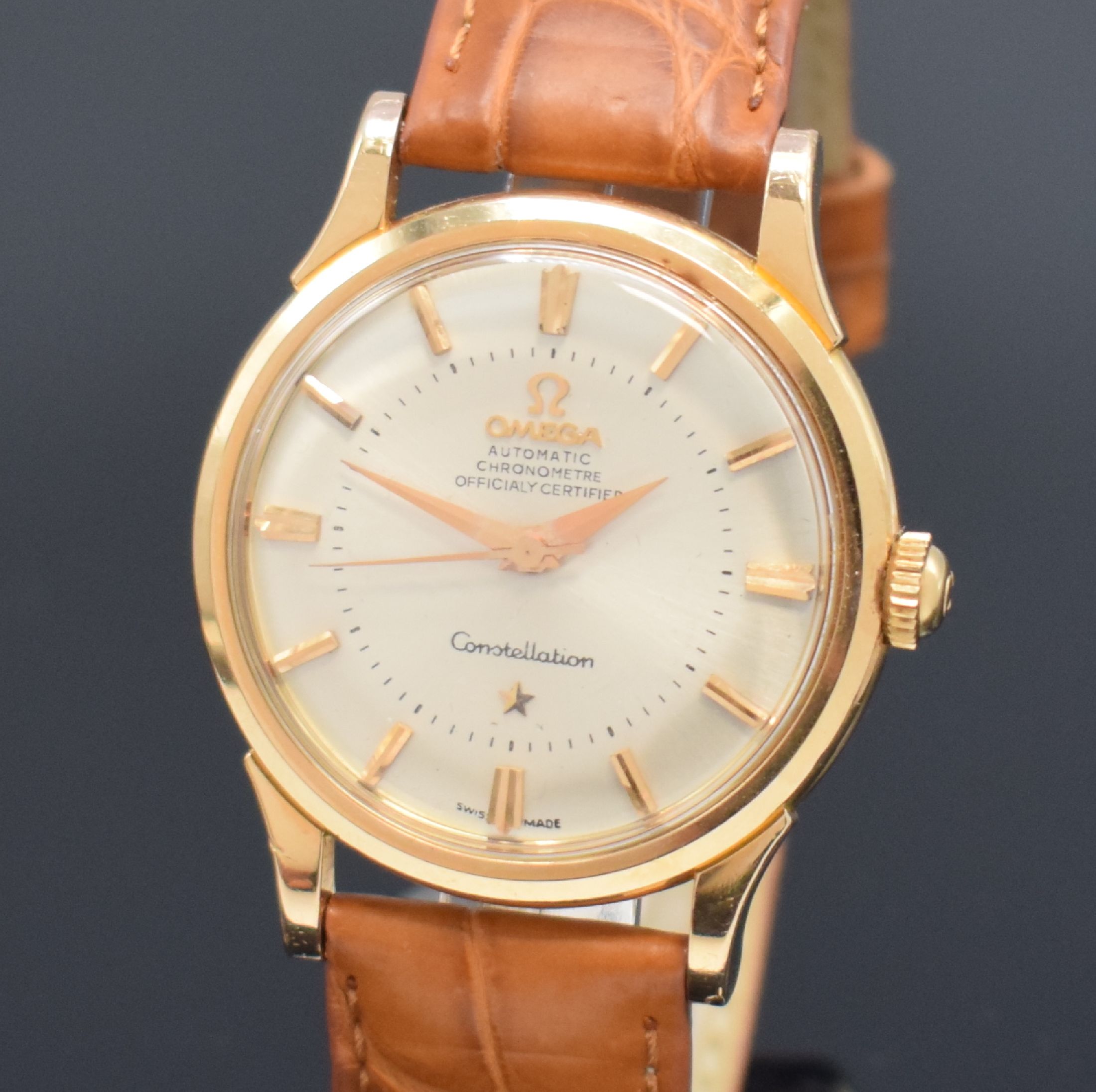 Detail a: OMEGA Constellation Chronometer Herrenarmbanduhr in RG 750/000 Referenz 14381.2, Schweiz um 1961, Automatik, verschr. Boden m. Darst. Sternwarte, ...