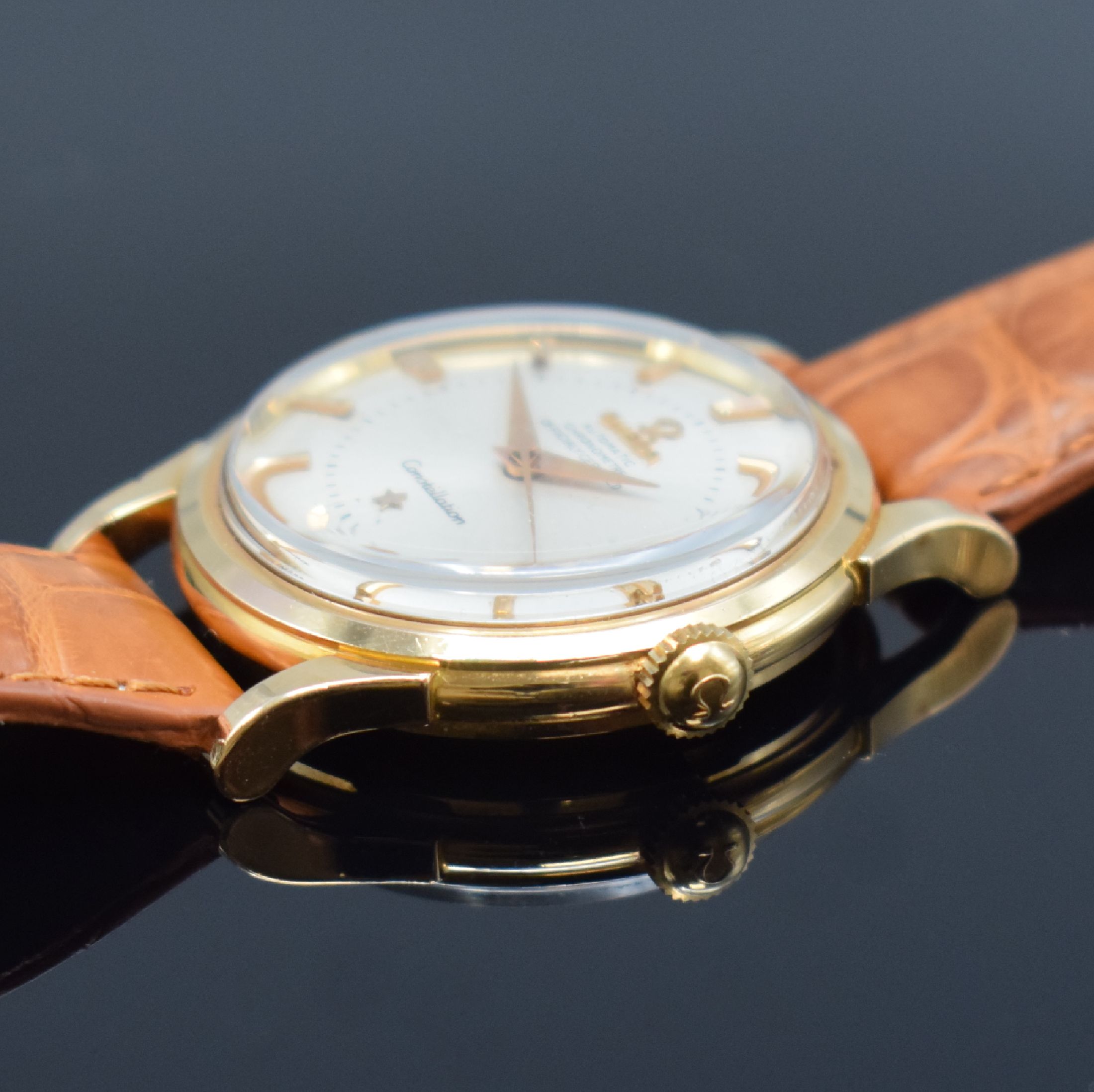 Detail b: OMEGA Constellation Chronometer Herrenarmbanduhr in RG 750/000 Referenz 14381.2, Schweiz um 1961, Automatik, verschr. Boden m. Darst. Sternwarte, ...
